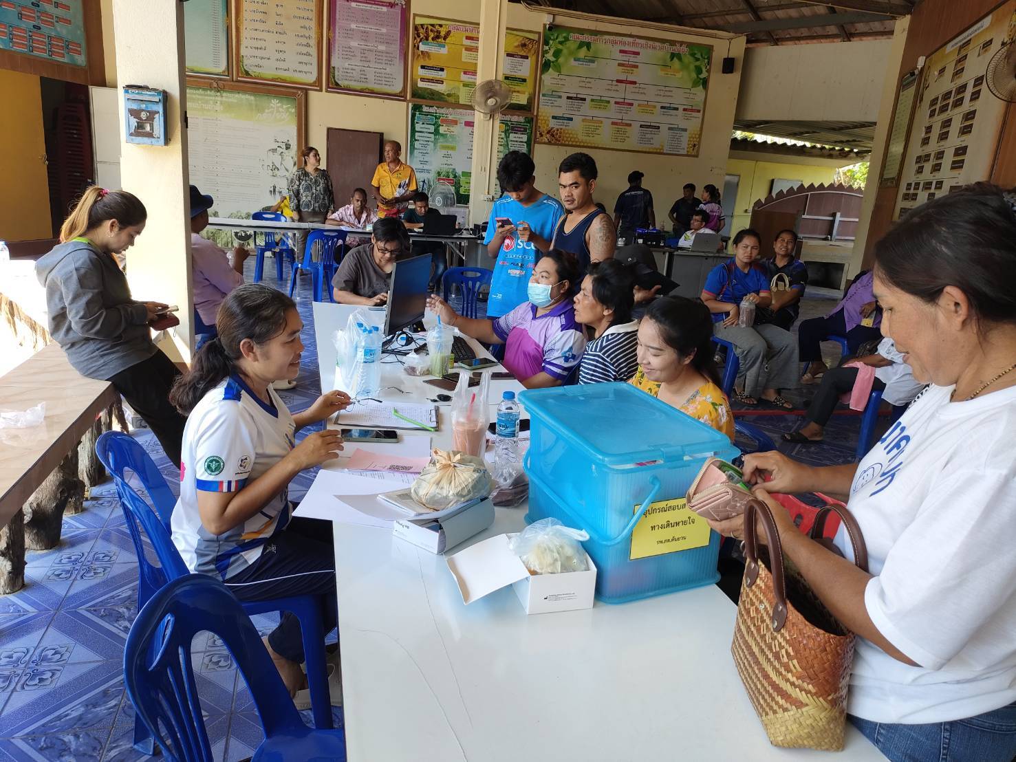วันที่ 6 เมษายน 2567 เวลา 13.00น.
 ดร.สรรเพชญ เรืองอร่าม สาธารณสุขอำเภอพนม มอบหมายให้เจ้าหน้าที่สาธาณสุขสำนักงานสาธารณสุขอำเภอพนม และ เจ้าหน้าที่ รพ.สต.ต้นยวน ออกให้บริการคัดกรองไวรัสตับอักเสบ BและC สำหรับผู้ที่เกิดก่อน พ.ศ.2535 และให้บริการลงทะเบียนหมอพร้อมเพื่อยืนยันตัวตนตามนโยบาย บัตรประชาชนใบเดียว รักษาฟรี ทุกที่ทั่วประเทศไทย ณ หมู่ที่ 5 บ้านถ้ำผึ้ง ตำบลต้นยวน