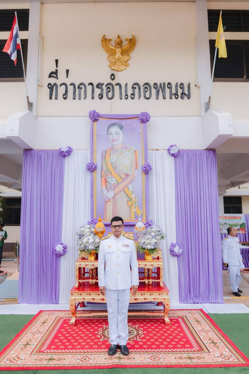ดร.สรรเพชญ เรืองอร่าม สาธารณสุขอำเภอพนม พร้อมด้วย เจ้าหน้าที่สาธารณสุข เข้าร่วมกิจกรรมเฉลิมพระเกียรติสมเด็จพระนางเจ้าฯ พระบรมราชินี เนื่องในโอกาสวันเฉลิมพระชนมพรรษา 3 มิถุนายน 2567 ในวันจันทร์ ที่ 3 มิถุนายน 2567 ดังนี้
📍 เวลา 07.00 น. พิธีทำบุญตักบาตร พระสงฆ์ จำนวน 19 รูป ณ หน้าที่ว่าการอำเภอพนม จังหวัดสุราษฎร์ธานี "ชาวอำเภอพนมเป็นสะพานบุญ ร่วมตักบาตร ข้าวสาร อาหารแห้ง ผ้าอ้อมผู้ใหญ่ นมกล่องรสจืด เครื่องเขียนอุปกรณ์การเรียน
เพื่อนำไปมอบให้แก่ผู้สูงอายุและนักเรียนกลุ่มเปราะบางในพื้นที่ "
📍 เวลา 10.30 น. กิจกรรมจิตอาสา “เราทำความ ดี ด้วยหัวใจ” กิจกรรมการปลูกต้นไม้เฉลิมพระเกียรติฯ ณ วิทยาลัยเกษตรและเทคโนโลยีสุราษฎร์ธานี ตำบลพังกาญจน์ อำเภอพนม จังหวัดสุราษฎร์ธานี
📍 เวลา 17.30 น. พิธีถวายเครื่องราชสักการะและวางพานพุ่ม และพิธีจุดเทียนถวายพระพรชัยมงคล ณ หอประชุมอำเภอพนม จังหวัดสุราษฎร์ธานี