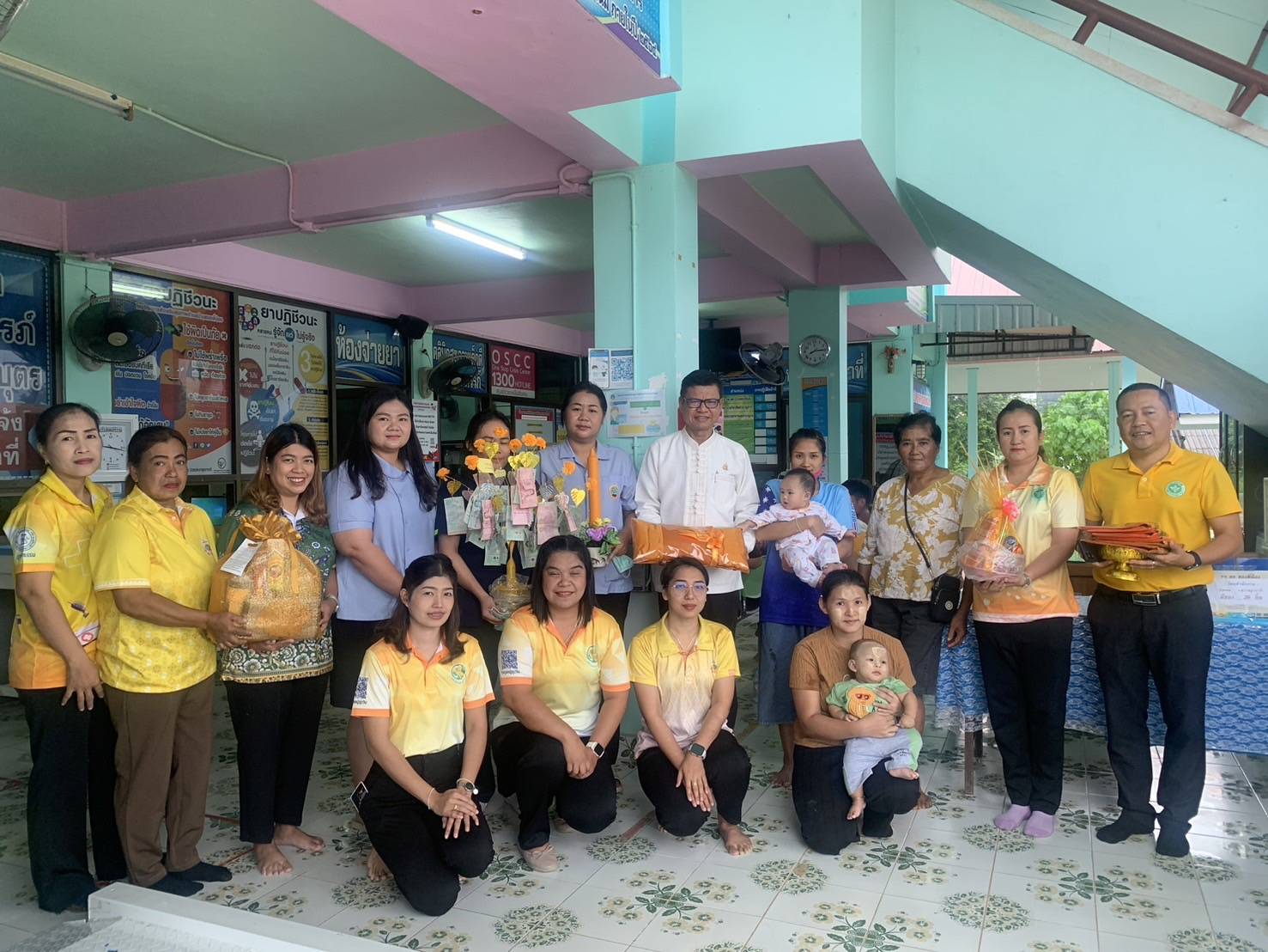 วันที่ 17 กรกฎาคม 2567 
ดร.สรรเพชญ เรืองอร่าม สาธารณสุขอำเภอพนมพร้อมด้วยเจ้าหน้าที่สาธารณสุขอำเภอพนม เจ้าหน้าที่สาธารณสุขและ อสม.รพ.สต.บ้านสองพี่น้อง เจ้าหน้าที่ตำรวจ สภ.พนม ร่วมถวายเทียนพรรษา ถวายเครื่องไทยธรรมและร่วมทำบุญเนื่องในวันเข้าพรรษา ณ วัดสองพี่น้อง