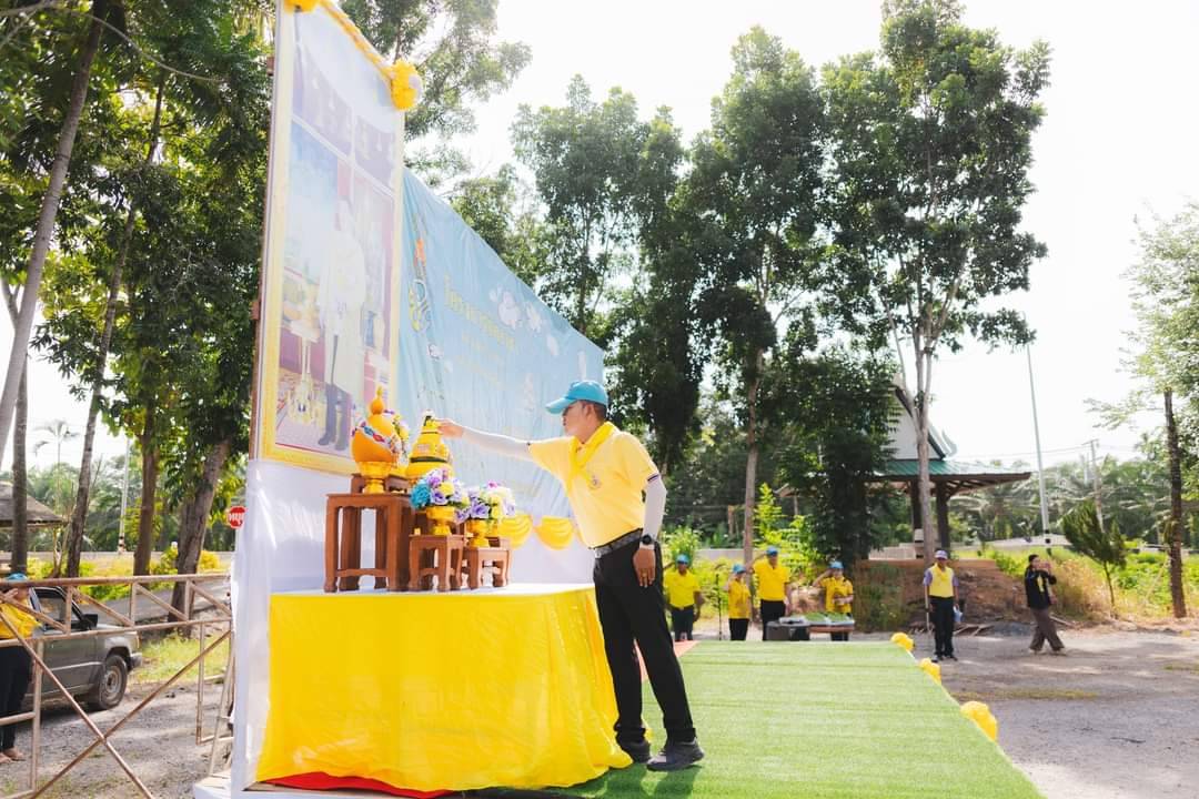 วันที่ 26 กรกฎาคม 2567
ดร.สรรเพชญ เรืองอร่าม สาธารณสุขอำเภอพนม
มอบหมายให้ นายพนมศักดิ์ จันทร์ปาน ผู้ช่วยสาธารณสุขออำเภอพนม และเจ้าหน้าที่สาธารณสุข เข้าร่วมกิจกรรมจิตอาสาบำเพ็ญสาธารณประโยชน์และสาธารณกุศลเฉลิมพระเกียรติพระบาทสมเด็จพระเจ้าอยู่หัวเนื่องในโอกาสมหามงคลเฉลิมพระชนมพรรษา 6 รอบ 28 กรกฎาคม 2567 ณ วัดปากเตลิด หมู่ที่ 10 ตำบลต้นยวน อำเภอพนม จังหวัดสุราษฎร์ธานี