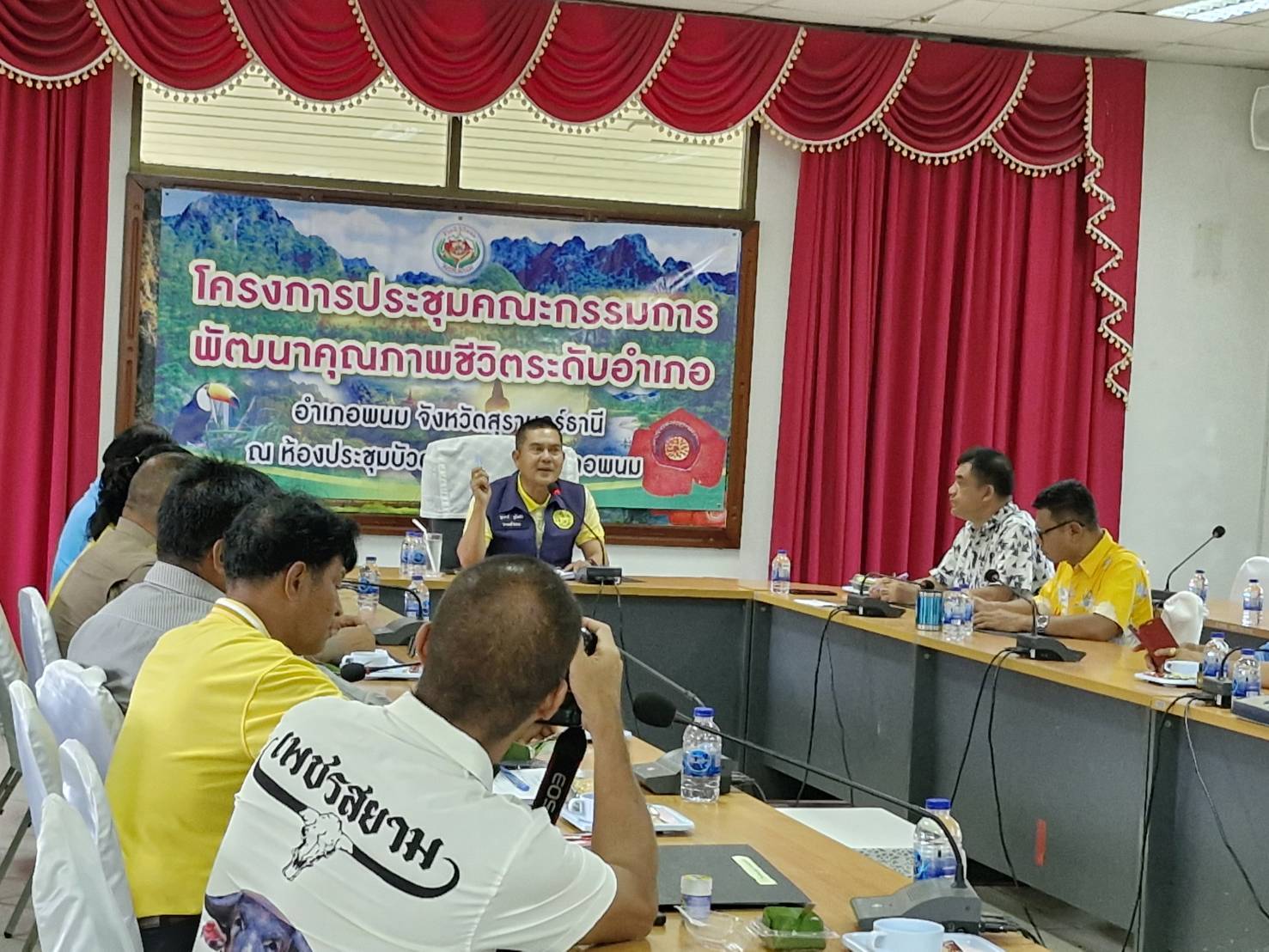 วันที่ 6 กันยายน 2567 เวลา 13.00 น. ณ ห้องประชุมบัวผุด ที่ว่าการอำเภอพนม นายสุเชาว์ ทูโมสิก นายอำเภอพนม เป็นประธานการประชุมคณะกรรมการขับเคลื่อนการดำเนินงานพัฒนาคุณภาพชีวิตระดับอำเภอ (พชอ.) อำเภอพนม จังหวัดสุราษฎร์ธานี ประจำปีงบประมาณ พ.ศ. 2567  ครั้งที่ 4 ซึ่ง ดร.สรรเพชญ เรืองอร่าม สาธารณสุขอำเภอพนม เลขานุการและคณะกรรมการ ร่วมสรุปผลการดำเนิงาน พชอ. และวางแผนการดำเนินงาน ประเด็นการดำเนินงานพัฒนาคุณภาพชีวิต ปีงบประมาณ 2568 เพื่อนำนโยบายไปสู่การปฏิบัติในระดับพื้นที่ให้เกิดผลอย่างมีประสิทธิภาพ เหมาะสมกับสภาพพื้นที่ต่อไป