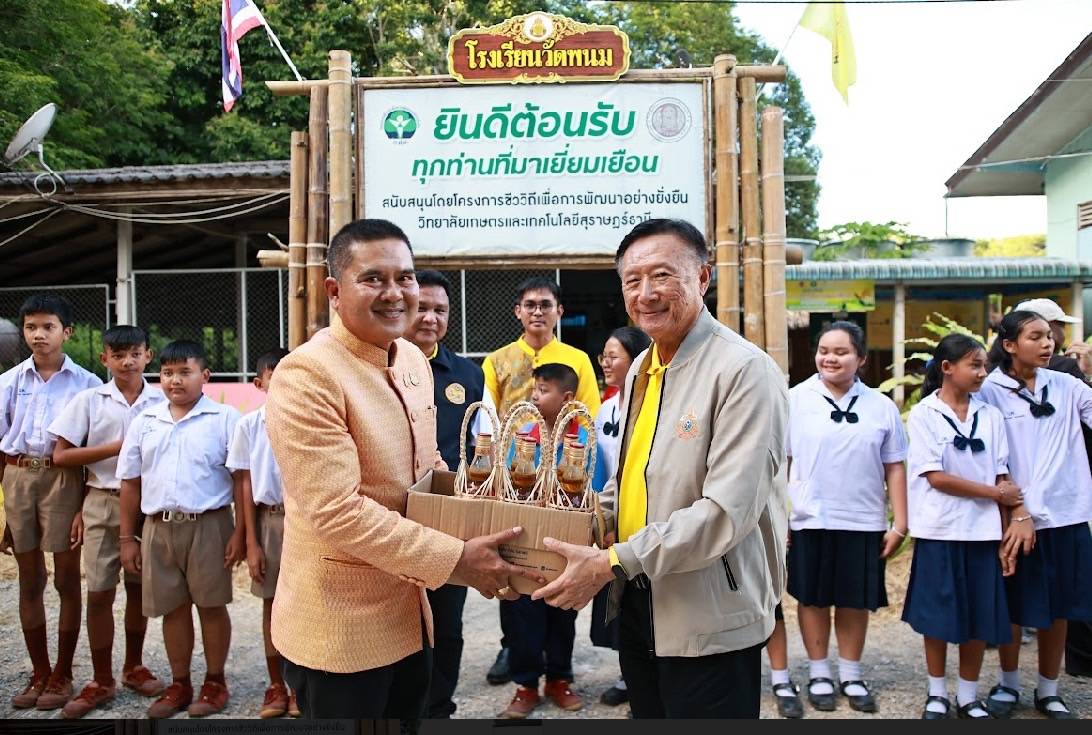 วันที่ 25 กันยายน 2567
ดร. สรรเพชญ เรืองอร่ามสาธารณสุขอำเภอพนม เข้าร่วมรับการตรวจนิเทศโครงการอำเภอบำบัดทุกข์ บำรุงสุข แบบบูรณาการอย่างยั่งยืน และโครงการหนึ่งตำบล หนึ่งหมู่บ้านยั่งยืน (Sustainable Village) เพื่อเฉลิมพระเกียรติสมเด็จพระเจ้าลูกเธอ เจ้าฟ้าสิริวัณณวรี นารีรัตนราชกัญญา ภายใต้ความร่วมมือของ 7 ภาคีเครือข่ายในพื้นที่ โดยมี นายประชา เตรัตน์ หัวหน้าคณะทำงานฯ เป็นประธาน และมี คณะทำงานฯ รองผู้ว่าราชการจังหวัดสุราษฎร์ธานี หัวหน้าส่วนราชการระดับจังหวัด เข้าร่วมการตรวจนิเทศฯ 
 ณ ห้องประชุมดอกบัวผุด ชั้น 2 ที่ว่าการอำเภอพนม