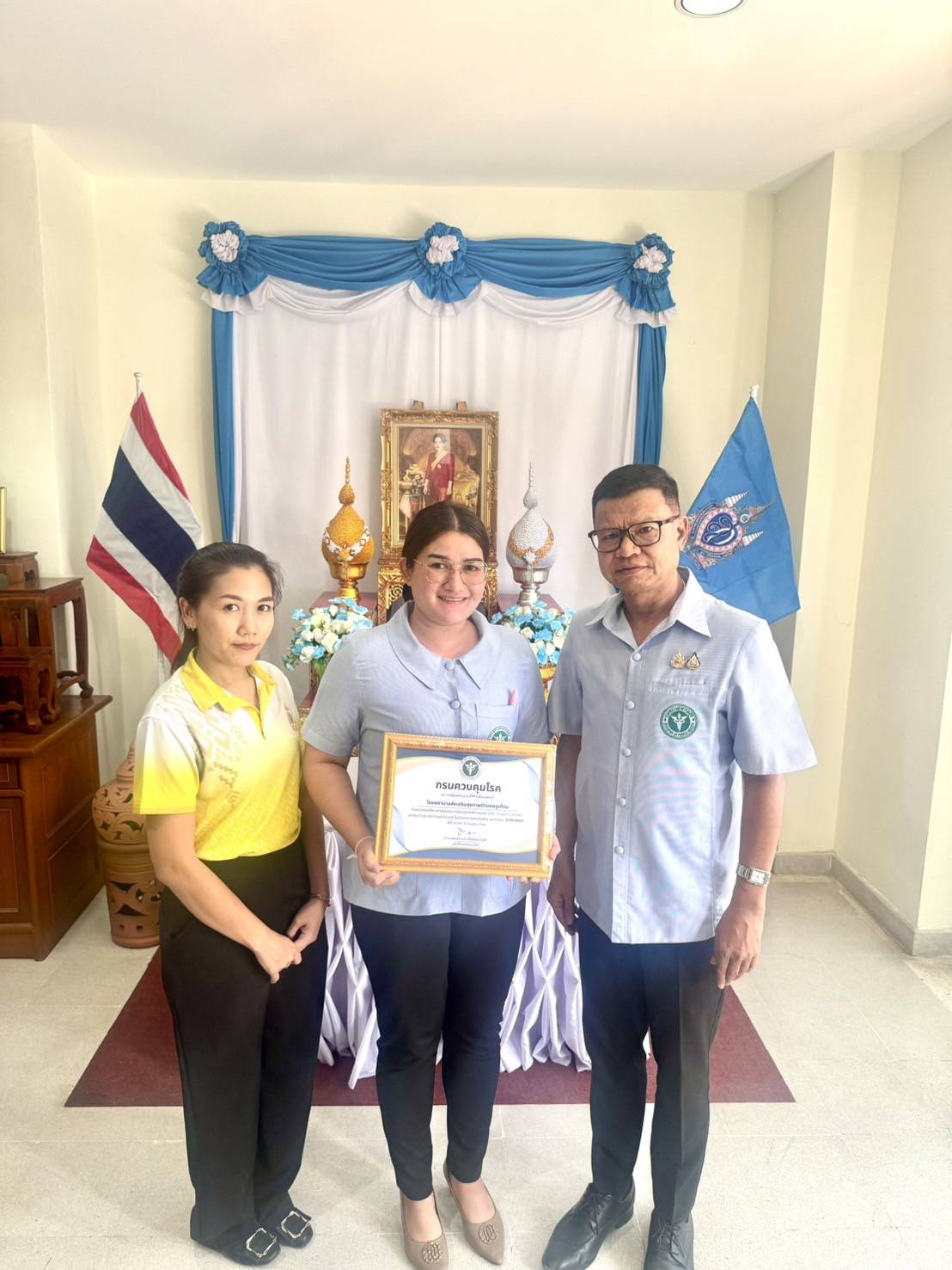 ขอแสดงความยินดีกับโรงพยาบาลส่งเสริมสุขภาพตำบลพลูเถื่อน  ที่ผ่านเกณฑ์ประเมินมาตรฐานศูนย์บริการชุมชน (DIC:drop In Center)"ระดับเพชร "ได้รับเกียรติบัตรเพื่อยกย่องเชิดชูเกียรติ จากกรมควบคุมโรคโดยกองโรคเอดส์และโรคติดต่อทางเพศสัมพันธ์ กระทรวงสาธารณสุข