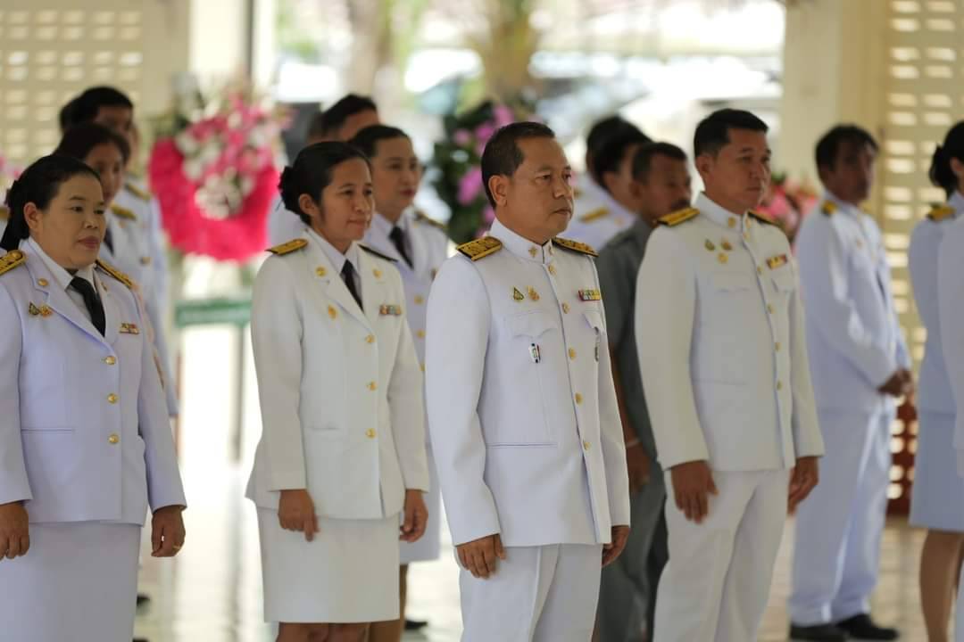 ดร.สรรเพชญ เรืองอร่าม สาธารณสุขอำเภอพนม พร้อมด้วยเจ้าหน้าที่สาธารณสุข เข้าร่วมกิจกรรมเนื่องในวันปิยมหาราช 23 ตุลาคม 2567 ดังนี้

เวลา 08.00 น. พิธีวางพวงมาลา ณ หอประชุมอำเภอพนม จังหวัดสุราษฎร์ธานี 

เวลา 10.00 น. กิจกรรมจิตอาสา “เราทำความ ดี ด้วยหัวใจ” กิจกรรมการพัฒนาระบบสาธารณูปโภค (ถนนทางนี้มีผล ผู้คนรักกัน) ณ ศาลาประชุมหมู่บ้าน บ้านหัวลิง หมู่ที่ 13 ตำบลพนม อำเภอพนม จังหวัดสุราษฎร์ธานี