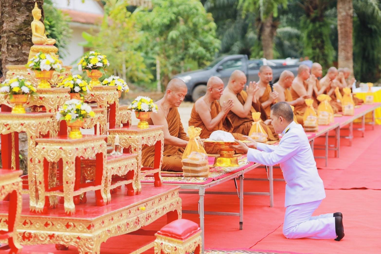 วันที่ 4 ธันวาคม 2567
ดร.สรรเพชญ เรืองอร่าม สาธารณสุขอำเภอพนม มอบหมายให้ นางสาวพรเพ็ญ เพชรชู
นักสาธารณสุขชำนาญการ นางสาวอุปสรา รักบำรุง นักสาธารณสุขชำนาญการ เข้าร่วมถวายภัตตาหารเพลแด่พระภิกษุสงฆ์ 510 รูป ตามโครงการจาริกธุดงค์ธรรมยาตราเผยแผ่ธรรมเฉลิมพระเกียรติ ถวายเป็นพระราชกุศลแด่พระบาทสมเด็จพระเจ้าอยู่หัว เนื่องในโอกาสพระราชพิธีมหามงคลเฉลิมพระชนมพรรษา 6 รอบ 28 กรกฎาคม 2567 ณ วัดคลองชะอุ่น ตำบลคลองชะอุ่น