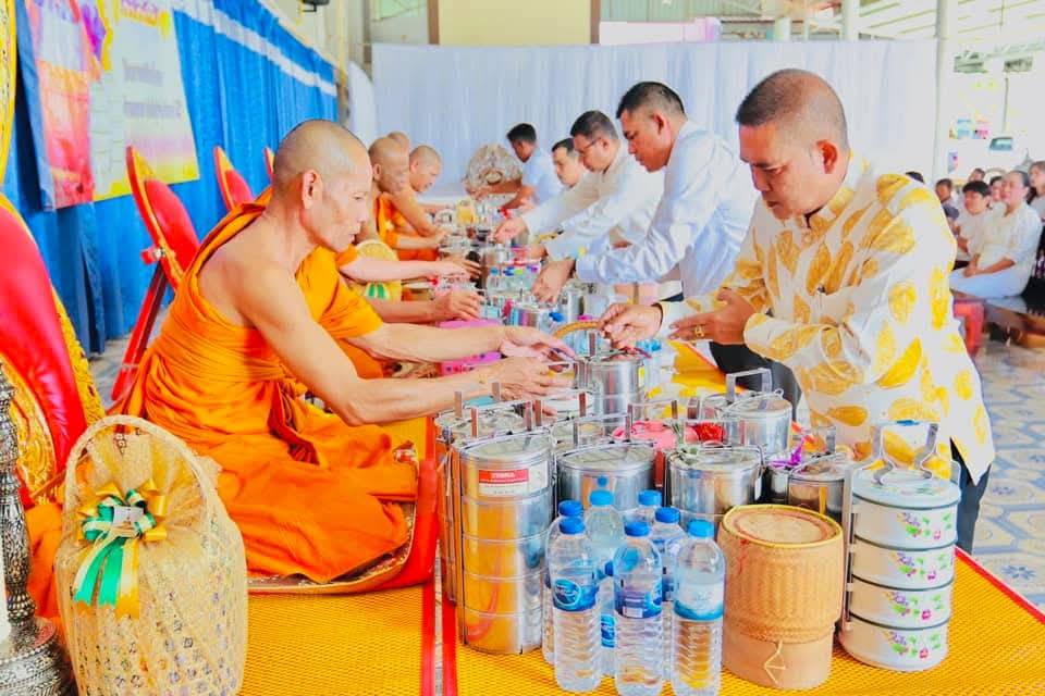 วันที่ 19 ธันวาคม 2567
ดร.สรรเพชญ เรืองอร่าม สาธารณสุขอำเภอพนม พร้อมด้วยเจ้าหน้าที่สาธารณสุข
เข้าร่วมกิจกรรมภัตตาหารเพลแด่พระสงฆ์ ภายใต้โครงการขับเคลื่อนอำเภอคุณธรรมต้นแบบ กิจกรรมส่งเสริมคุณธรรม คนดี สังคมดี ที่นี่พนม ชื่อกิจกรรม “นายอำเภอ ชวนหิ้วชั้นเข้าวัด” และให้บริการทางด้านสุขภาพ ณ วัดแสนสุขสามัคคี ม.2 ต.คลองชะอุ่น