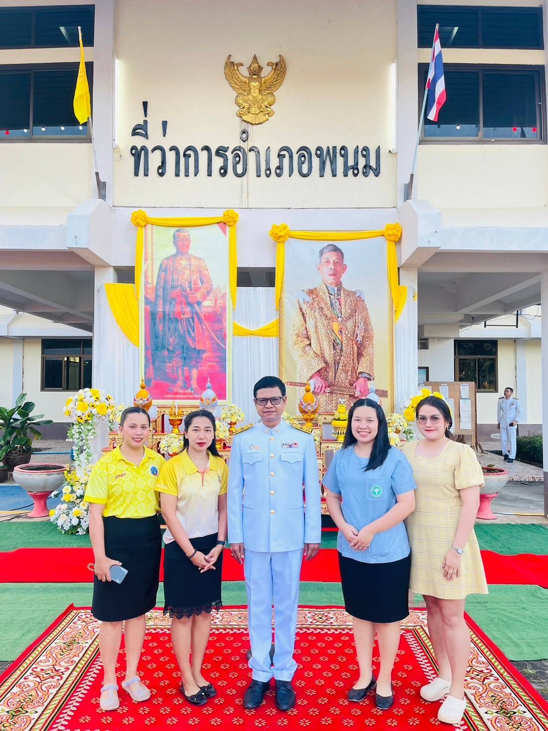วันที่ 14 มกราคม 2568 
ดร.สรรเพชญ เรืองอร่าม สาธารณสุขอำเภอพนมพร้อมด้วยเจ้าหน้าที่สาธารณสุข เข้าร่วมกิจกรรมเฉลิมพระเกียรติพระบาทสมเด็จพระเจ้าอยู่หัว เนื่องในโอกาสพระราชพิธีสมมงคลพระชนมายุเท่าพระบาทสมเด็จพระพุทธยอดฟ้าจุฬาโลกมหาราช สมเด็จพระปฐมบรมกษัตริยาธิราชแห่งพระราชวงศ์จักรี พุทธศักราช 2568 

เจริญพระพุทธมนต์และทำบุญตักบาตรถวายพระราชกุศล พระสงฆ์ จำนวน 19 รูป และพิธีทางศาสนามหามงคลถวายพระราชกุศล ณ บริเวณหน้าที่ว่าการอำเภอพนม จังหวัดสุราษฎร์ธานี