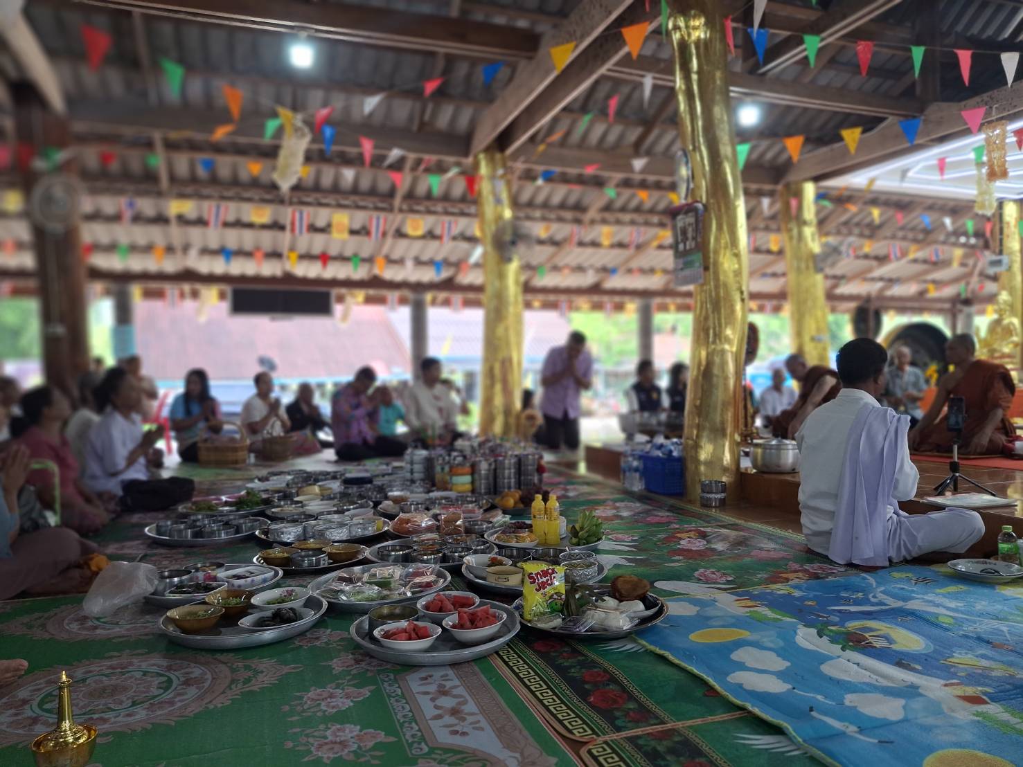 วันที่ 21 มกราคม 2568
ดร.สรรเพชญ เรืองอร่าม สาธารณสุขอำเภอพนม พร้อมด้วยเจ้าหน้าที่สาธารณสุข
เข้าร่วมกิจกรรมถวายภัตตาหารเพลแด่พระสงฆ์ ภายใต้โครงการขับเคลื่อนอำเภอคุณธรรมต้นแบบ กิจกรรมส่งเสริมคุณธรรม คนดี สังคมดี ที่นี่พนม ชื่อกิจกรรม “นายอำเภอ ชวนหิ้วชั้นเข้าวัด” และให้บริการทางด้านสุขภาพ ณ สำนักสงฆ์ถ้ำโกบทอง หมู่ที่ 5 ตำบลพนม