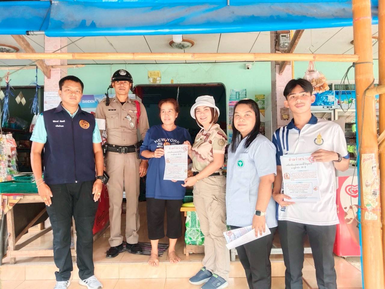 วันที่ 9 เมษายน 2568
ดร.สรรเพชญ เรืองอร่าม สาธารณสุขอำเภอพนม พร้อมด้วยเจ้าหน้าที่สาธารณสุข เจ้าหน้าที่ตำรวจ สถานีตำรวจภูธรพนม ปลัดฝ่ายความมั่นคง และอส.อำเภอพนม  ออกพื้นที่เตรียมความพร้อมรับเทศกาลสงกรานต์ 2568
1.รณรงค์ประชาสัมพันธ์ห้ามขายเครื่องดื่มแอลกอฮอล์ให้เด็กที่มีอายุต่ำกว่า 20 ปี ในเขตพื้นที่อำเภอพนม
2.ประชาสัมพันธ์การใช้เส้นทาง ถนนสาย 415 ให้แก่ผู้เดินทางรับทราบถึงเส้นทางที่กำลังก่อสร้าง
3.ติดป้ายรณรงค์ประชาสัมพันธ์การลดอุบัติเหตุในพื้นที่อำเภอพนม
