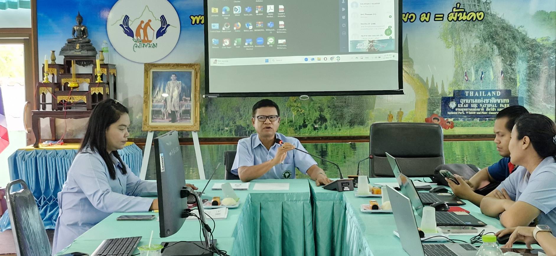 วันที่ 14 พฤษภาคม 2568
ดร.สรรเพชญ เรืองอร่าม สาธารณสุขอำเภอพนม เข้าร่วมประชุมเตรียมความพร้อมเยี่ยมเสริมพลังการพัฒนามาตรฐานสุขาภิบาลอาหารและมาตรฐานการจัดบริการอาชีวอนามัยและเวชกรรมสิ่งแวดล้อม ณ ห้องประชุมสำนักงานสาธารณสุขอำเภอพนม