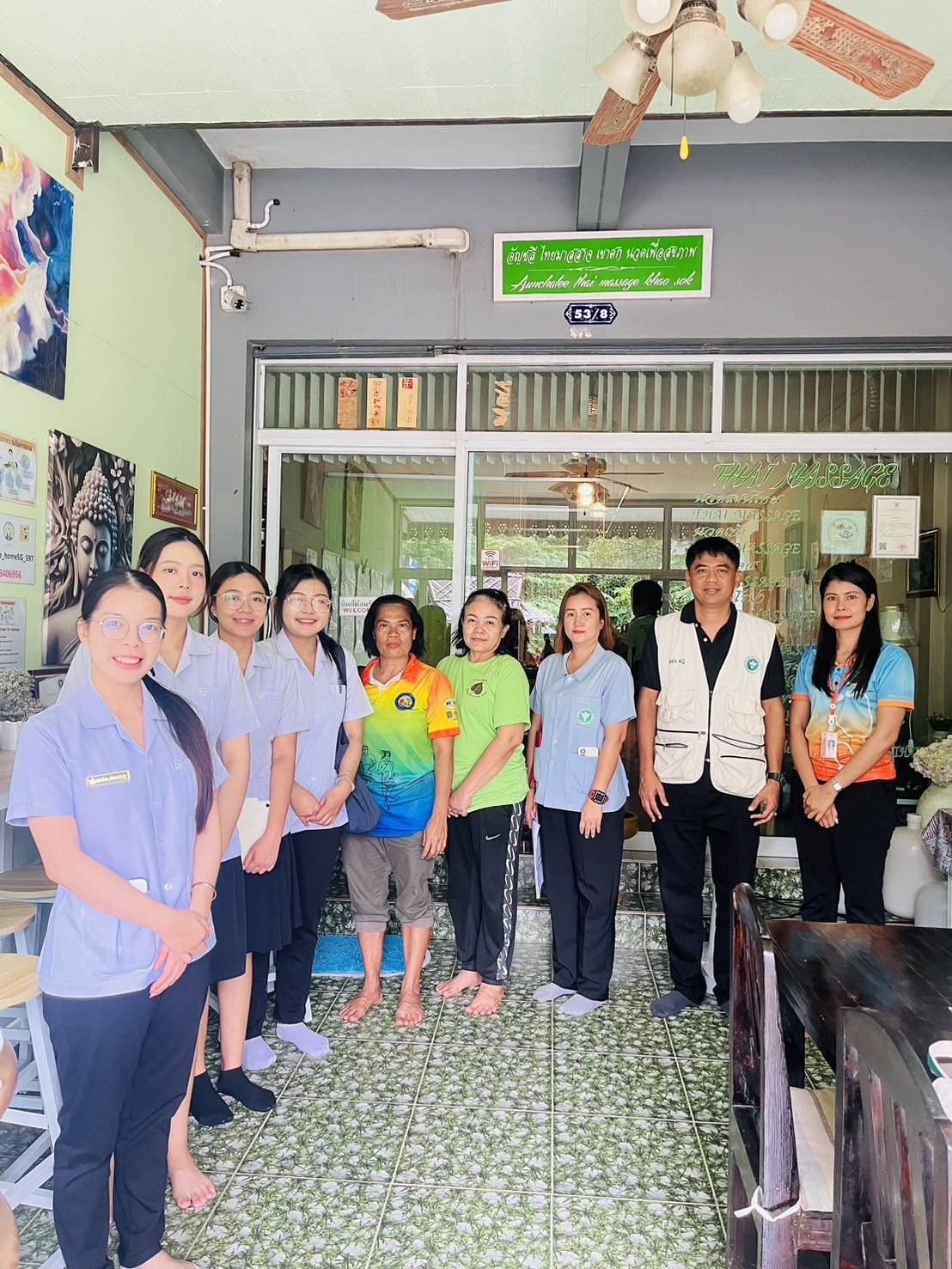 วันที่ 22 พฤษภาคม 2568 ดร.สรรเพชญ เรืองอร่าม สาธารณสุขอำเภอพนม มอบหมายให้นางสาวจันทวดี ฤกษ์ดี
นักวิชาการสาธารณสุขชำนาญการ และนางสาวสุนารีย์ จิตราภิรมย์ เจ้าหน้าที่การเงินและบันชีลงพื้นที่ประเมินเพื่อเตรียมความพร้อมในการขอรับรองมาตรฐานนวดไทยพรีเมี่ยม ในตำบลคลองศก อำเภอพนม จังหวัดสุราษฎร์ธานี พร้อมเจ้าหน้าที่จากสำนักงานสาธารณสุขจังหวัดสุราษฎร์ธานี