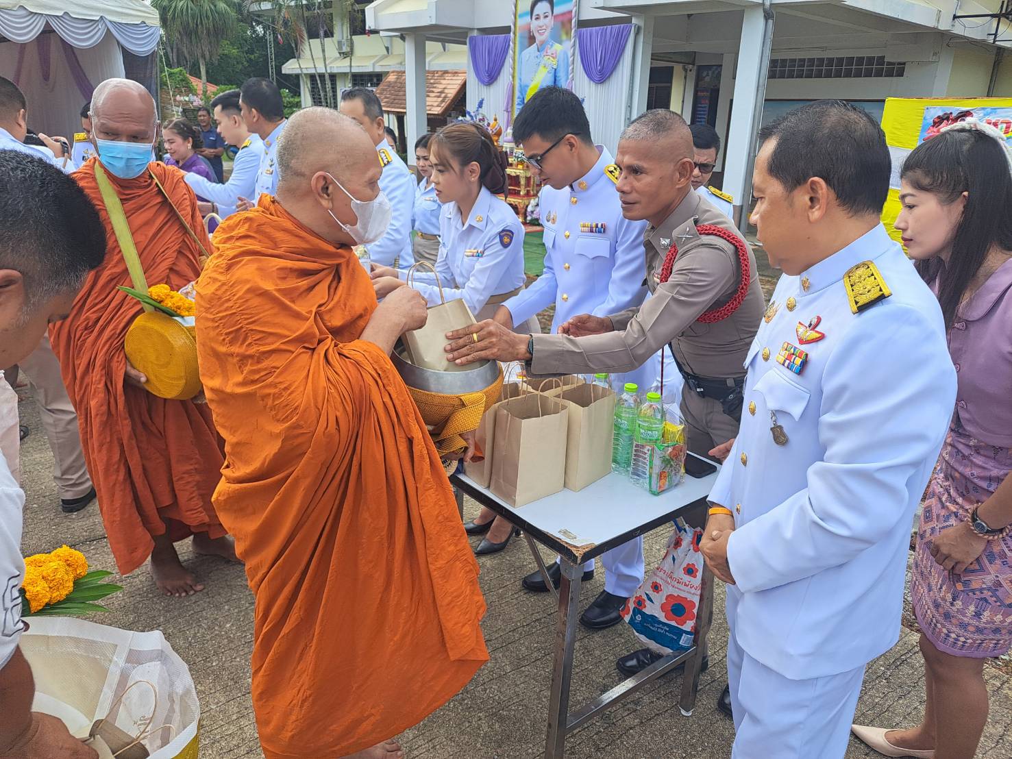 วันที่ 3 มิถุนายน 2568
ดร.สรรเพชญ เรืองอร่าม สาธารณสุขอำเภอพนม พร้อมด้วยเจ้าหน้าที่สาธารณสุขเข้าร่วมกิจกรรมเฉลิมพระเกียรติสมเด็จพระนางเจ้าฯ พระบรมราชินี เนื่องในโอกาสวันเฉลิมพระชนมพรรษา 3 มิถุนายน 2568 ดังนี้

เวลา 07.00 น. พิธีเจริญพระพุทธมนต์และทำบุญตักบาตรถวายพระราชกุศล พระสงฆ์ จำนวน 19 รูป ณ บริเวณหน้าที่ว่าการอำเภอพนม จังหวัดสุราษฎร์ธานี 

เวลา 10.30 น. พิธีเปิดกิจกรรมจิตอาสา “เราทำความ ดี ด้วยหัวใจ” กิจกรรมการปลูกต้นไม้เฉลิมพระเกียรติฯ ณ วังหัวกา บริเวณศาลาประชุมหมู่บ้าน หมู่ที่ 4 ตำบลพังกาญจน์ อำเภอพนม จังหวัดสุราษฎร์ธานี 

เวลา 17.30 น. พิธีถวายเครื่องราชสักการะและวางพานพุ่ม และพิธีจุดเทียนถวายพระพรชัยมงคล ณ หอประชุมอำเภอพนม จังหวัดสุราษฎร์ธานี