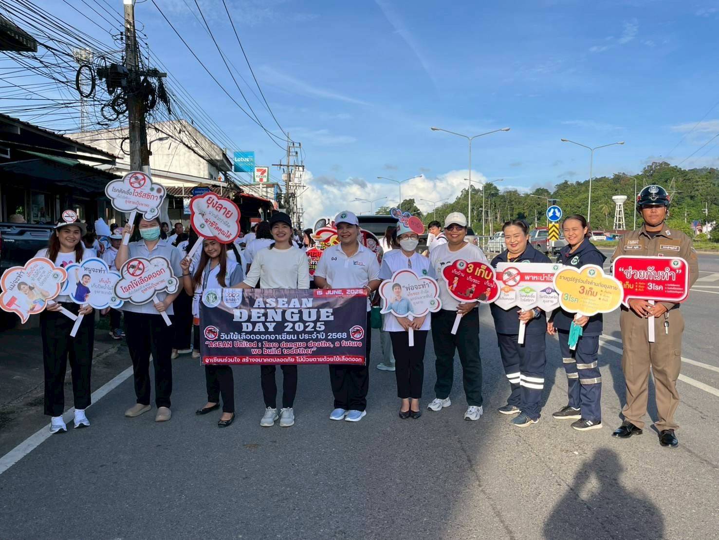วันที่ 18 มิถุนายน 2568 เครือข่ายบริการสุขภาพอำเภอพนม ร่วมเดินขบวนรณรงค์เนื่องในวันไข้เลือดออกอาเซียน 2568 (ASEAN DENGUE DAY :2025) ซึ่งตรงกับวันที่ 15 มิถุนายนของทุกปี  โดยมีผู้เข้าร่วมได้แก่ เจ้าหน้าที่สาธารณสุขจากโรงพยาบาลพนม สำนักงานสาธารณสุขอำเภอพนม โรงพยาบาลส่งเสริมสุขภาพตำบล เจ้าหน้าที่จากเทศบาลตำบลพนม อาสาสมัครสาธารณสุขประจำหมู่บ้าน คุณครูและนักเรียน