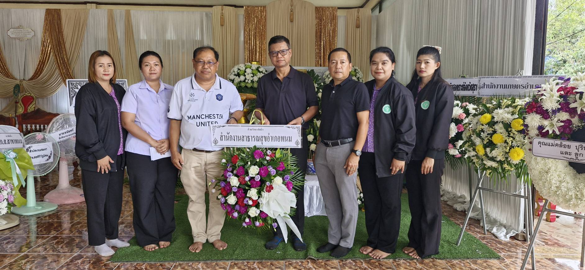 วันที่ 9 กรกฎาคม 258
ดร.สรรเพชญ เรืองอร่าม สาธารณสุขอำเภอพนม พร้อมด้วยเจ้าหน้าที่สาธารณสุข สำนักงานสาธารณสุขอำเภอพนมร่วมวางพวงหรีดและเคารพศพ มารดาของนายเจตนิพิฐ ปานเพชร เกษตรอำเภอพนม  ณ สำนักสงฆ์ถ้ำเบื้องแบบ อำเภอคีรีรัฐนิคม จังหวัดสุราษฎร์ธานี