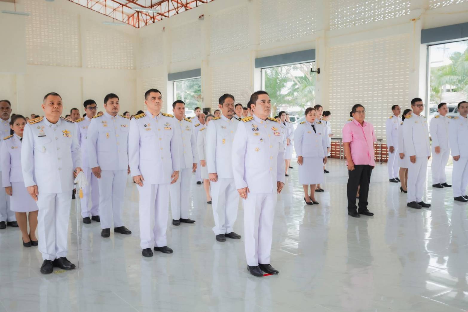 วันที่ 23 ตุลาคม 2568
ดร.สรรเพชญ เรืองอร่าม สาธารณสุขอำเภอพนม พร้อมด้วยเจ้าหน้าที่สาธารณสุข เข้าร่วมกิจกรรมเนื่องในวันปิยมหาราช ดังนี้

เวลา 08.30 น. พิธีวางพวงมาลา ณ หอประชุมอำเภอพนม จังหวัดสุราษฎร์ธานี 

เวลา 10.30 น. กิจกรรมจิตอาสา “เราทำความ ดี ด้วยหัวใจ” กิจกรรมการพัฒนาระบบสาธารณูปโภค ณ ศาลาอเนกประสงค์ หมู่ที่ 5 ตำบลพังกาญจน์ อำเภอพนม จังหวัดสุราษฎร์ธานี