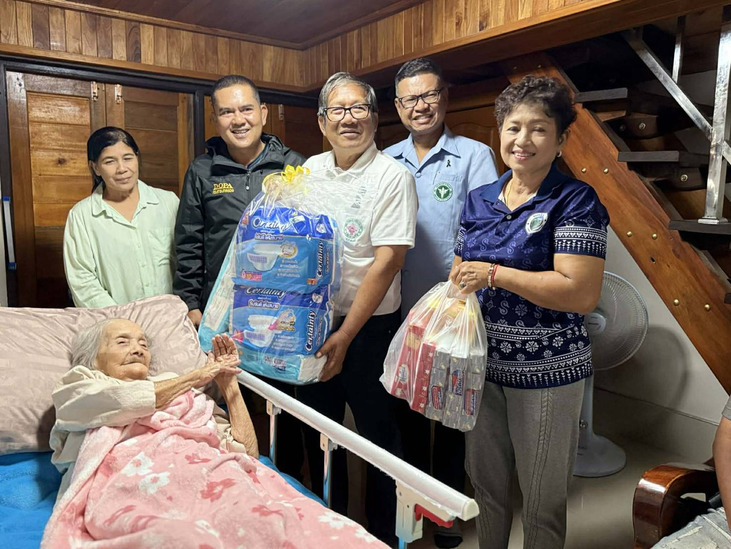 วันที่ 20 พฤศจิกายน 2568
นายสุเชาว์ ทูโมสิก นายอำเภอพนม พร้อมด้วย ดร.สรรเพชญ เรืองอร่าม สาธารณสุขอำเภอพนม ชมรมผู้สูงอายุอำเภอพนม และภาคีเครือข่ายที่เกี่ยวข้อง ลงพื้นที่เยี่ยมให้กำลังใจ คุณแม่ล่วน รัตนพันธ์ อายุ 101 ปี
ตามกิจกรรม
"พนม" สังคมกตัญญุตา สร้างคุณค่า
ผู้สูงวัย 100 ปี 
ในพื้นที่ตำบลคลองชะอุ่น