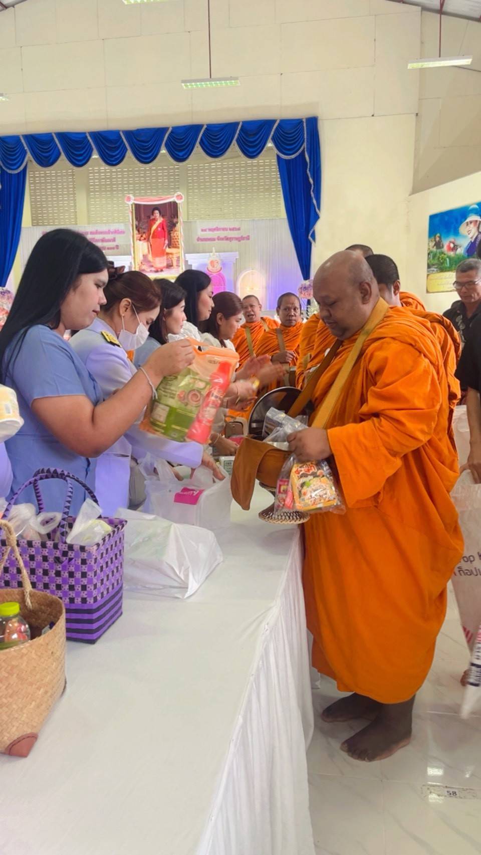 วันที่ 24 พฤศจิกายน 2568
ดร.สรรเพชญ เรืองอร่าม สาธารณสุขอำเภอพนม มอบหมายให้ นายพนมศักดิ์ จันทร์ปาน ผู้ช่วยสาธารณสุขอำเภอพนม พร้อมด้วยเจ้าหน้าที่สาธารณสุข เข้าร่วมกิจกรรมเฉลิมพระเกียรติสมเด็จพระเจ้าภคินีเธอ เจ้าฟ้าเพชรรัตน์ราชสุดา สิริโสภาพัณณวดี เนื่องในโอกาสวันคล้ายวันประสูติครบ 100 ปี ณ ศาลาประชาคมที่ว่าการอำเภอพนม โดยมีกิจกรรมดังนี้
1. เวลา 7:00 น พิธีเจริญพุทธมนต์และทำบุญตักบาตร พระสงฆ์จำนวน 19 รูป
2. เวลา 9:00 น พิธีวางพุ่มดอกไม้ถวายสักการะ