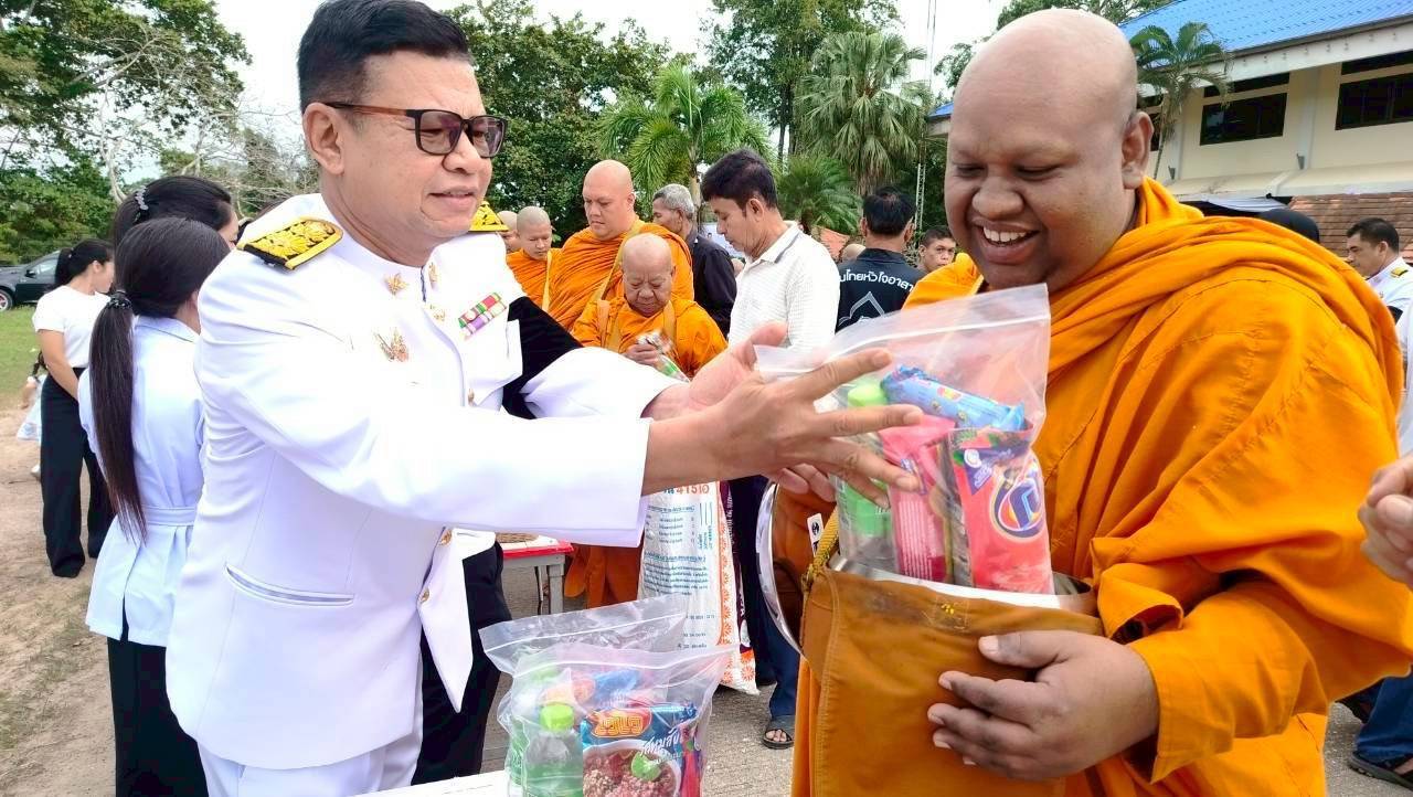 วันที่ 5 ธันวาคม 2568 
ดร.สรรเพชญ เรืองอร่าม สาธารณสุขอำเภอพนม พร้อมด้วยเจ้าหน้าที่สาธารณสุข เข้าร่วมกิจกรรมเนื่องในวันคล้ายวันพระบรมราชสมภพพระบาทสมเด็จพระบรมชนกาธิเบศร มหาภูมิพลอดุลยเดชมหาราช บรมนาถบพิตร 
วันชาติ และวันพ่อแห่งชาติ
- เวลา 07.00 น. พิธีเจริญพระพุทธมนต์และทำบุญตักบาตรถวายพระราชกุศล พระสงฆ์ จำนวน 19 รูป ณ หอประชุมอำเภอพนม จังหวัดสุราษฎร์ธานี
    - เวลา 09.00น. พิธีวางพุ่มดอกไม้ถวายบังคมเบื้องหน้าพระบรมฉายาลักษณ์ฯ ณ หอประชุมอำเภอพนม จังหวัดสุราษฎร์ธานี