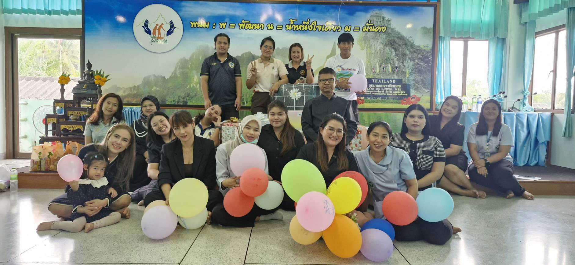 วันที่ 7 มกราคม 2569
ดร.สรรเพชญ เรืองอร่าม สาธารณสุขอำเภอพนม  พร้อมด้วยเจ้าหน้าที่สาธารณสุข จัดกิจกรรมส่งท้ายปีเก่า ต้อนรับปีใหม่ 2569 โดยมีนายสันติ บุญรอด นายอำเภอพนม และนายพิชัย สุดสวาสดิ์ ปลัดอาวุโส อำเภอพนมเ ข้าร่วมพบปะและอวยพรปีใหม่ แก่เจ้าหน้าที่สาธารณสุข โดยมีกิจกรรมทำบุญตักบาตรข้าวสารอาหารแห้ง ถวายภัตตาหารเพล แด่พระภิกษุสงฆ์จำนวน 5 รูป กิจกรรมแลกของขวัญและจับรางวัลพิเศษให้แก่เจ้าหน้าที่สาธารณสุข ณ ห้องประชุมชั้น 2 สำนักงานสาธารณสุขอำเภอพนม