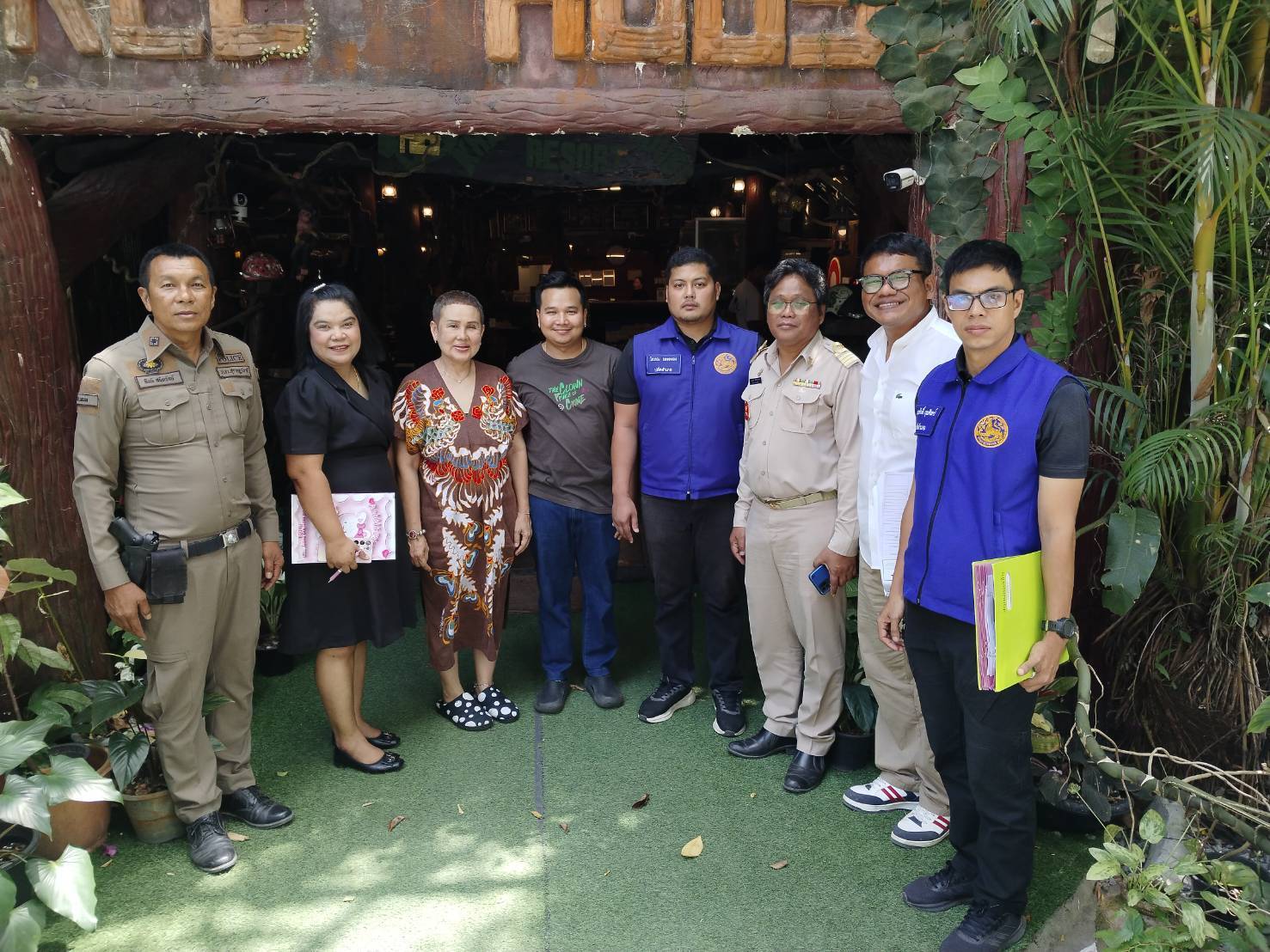 วันที่ 24 กุมภาพันธ์ 2569
ดร.สรรเพชญ เรืองอร่าม สาธารณสุขอำเภอพนม มอบหมายให้ นางสาวพรเพ็ญ เพชรชู นักสาธารณสุขชํานาญการ ออกตรวจโรงแรมและสถานที่พักที่ไม่ใช่โรงแรม ร่วมกับคณะกรรมการพิจารณากลั่นกรองการดําเนินการตามพระราชบัญญัติโรงแรม พ.ศ.2547 ระดับอำเภอ เพื่อขออนุญาตประกอบธุรกิจ ในพื้นที่ตําบลคลองศก อําเภอพนม จังหวัดสุราษฎร์ธานี