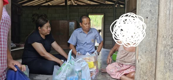 วันที่ 2 มีนาคม 2569 ดร.สรรเพชญ เรืองอร่าม สาธารณสุขอำเภอพนม มอบหมายให้นายพนมศักดิ์ จันทร์ปาน ผู้ช่วยสาธารณสุขอำเภอพนม พร้อมด้วยเจ้าหน้าที่สำนักงานสาธารณสุขอำเภอพนม และโรงพยาบาลส่งเสริมสุขภาพตำบลบ้านสองพี่น้อง ลงพื้นที่เยี่ยม และมอบของอุปโภค บริโภคให้แก่ผู้สูงอายุ ที่มีภาวะพึ่งพิง หมู่ที่ 1 ตำบลคลองศก อำเภอพนม จังหวัดสุราษฎร์ธานี