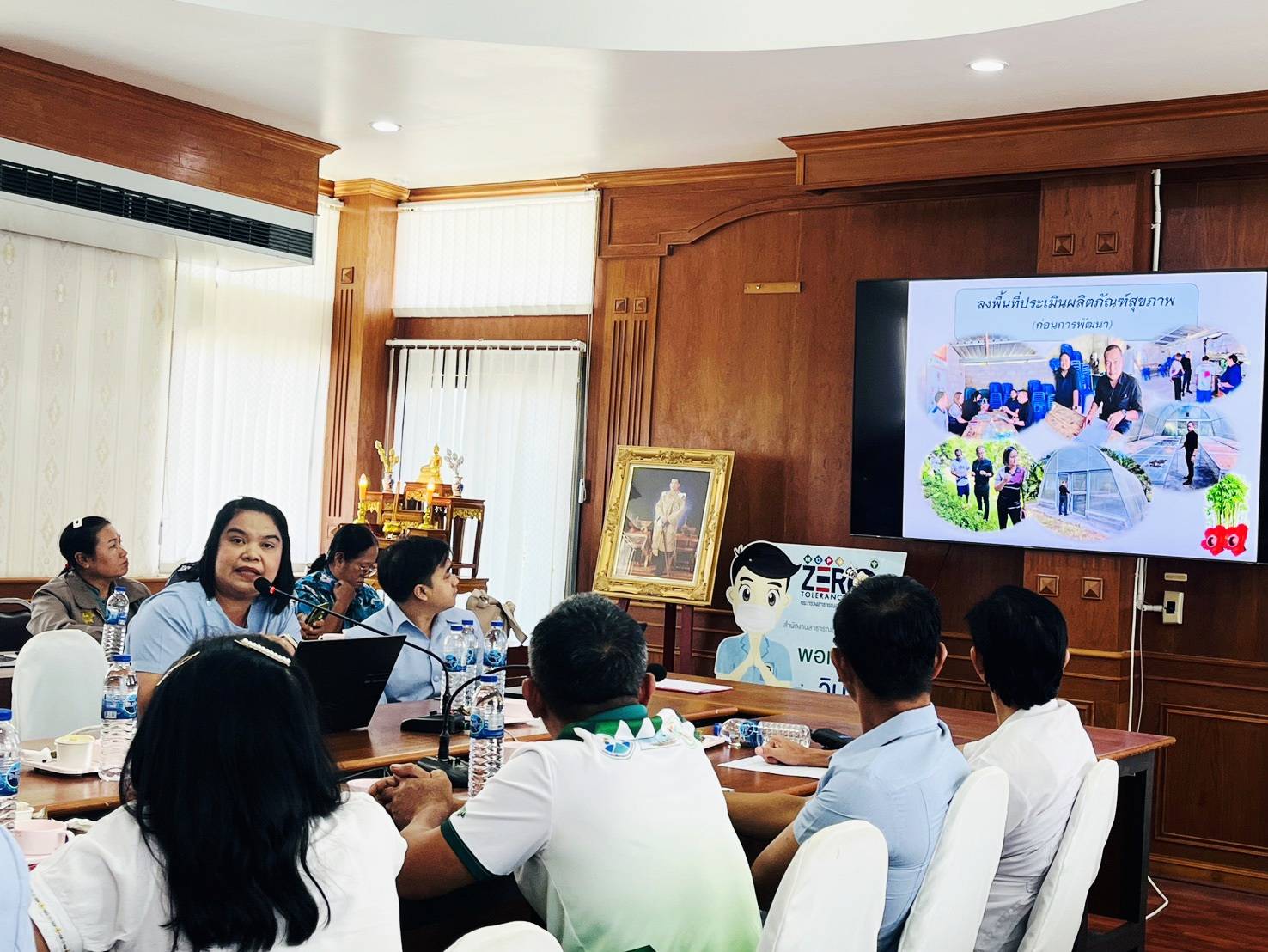 วันที่ 17 มีนาคม 69
ดร.สรรเพชญ เรืองอร่าม สาธารณสุขอำเภอพนม มอบหมายให้ นางสาวพรเพ็ญ เพชรชู นักสาธารณสุขชำนาญการ และนางสาวจันทวดี ฤกษ์ดี นักวิชาการสาธารณสุขชำนาญการ เข้าร่วมประชุมและนำเสนอผลการดำเนินงาน เชื่อมโยง การส่งเสริมพัฒนาผู้ประกอบการผลิตภัณฑ์สุขภาพชุมชนในพื้นที่ ณ ห้องประชุมสำนักงานสาธารณสุขอำเภอบ้านตาขุน