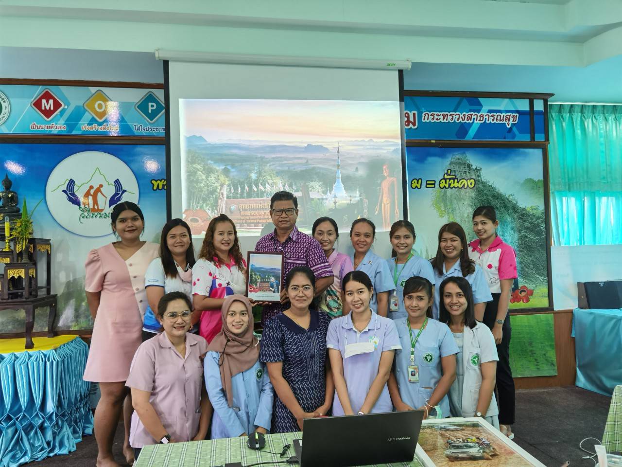 วันที่ 19 กรกฎาคม 2565 เครือข่ายบริการสุขภาพอำเภอพนม จัดกิจกรรมตามโครงการอบรมเชิงปฏิบัติการนักวิจัยสุขภาพรอบพิเศษ ณ ห้องประชุมสำนักงานสาธารณสุขอำเภอพนม นำเสนอโครงร่างวิจัยรายบุคคล และจัดทำคำขอจริยธรรมวิจัย ขอขอบพระคุณ  ผศ.ดร.พิไลพร  สุขเจริญ ผศ.ดร.ประดิษฐ์พร พงษ์เตรียม ดร.อรัญญา รักหาบ ดร.พีรญา เพชรชัย ที่ให้การดูแล แนะนำ ด้วยดียิ่ง