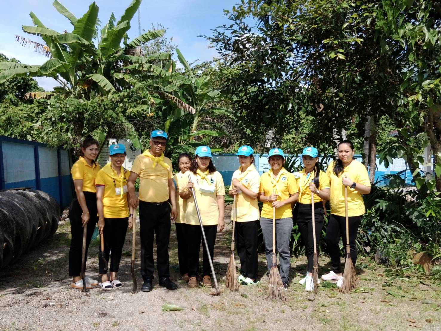 วันที่ 27 กรกฎาคม 2564  เจ้าหน้าที่สาธารณสุขสังกัดสำนักงานสาธารณสุขอำเภอพนม ร่วมกิจกรรมจิตอาสาบำเพ็ญสาธารณประโยชน์และบำเพ็ญสาธารณกุศลเฉลิมพระเกียรติพระบาทสมเด็จพระเจ้าอยู่หัวเนื่องในวันเฉลิมทำพระชนมพรรษา28กรกฎาคม2565 โดยพัฒนาสิ่งแวดล้อมบริเวณอาคารสำนักงานสาธารณสุขอำเภอพนม