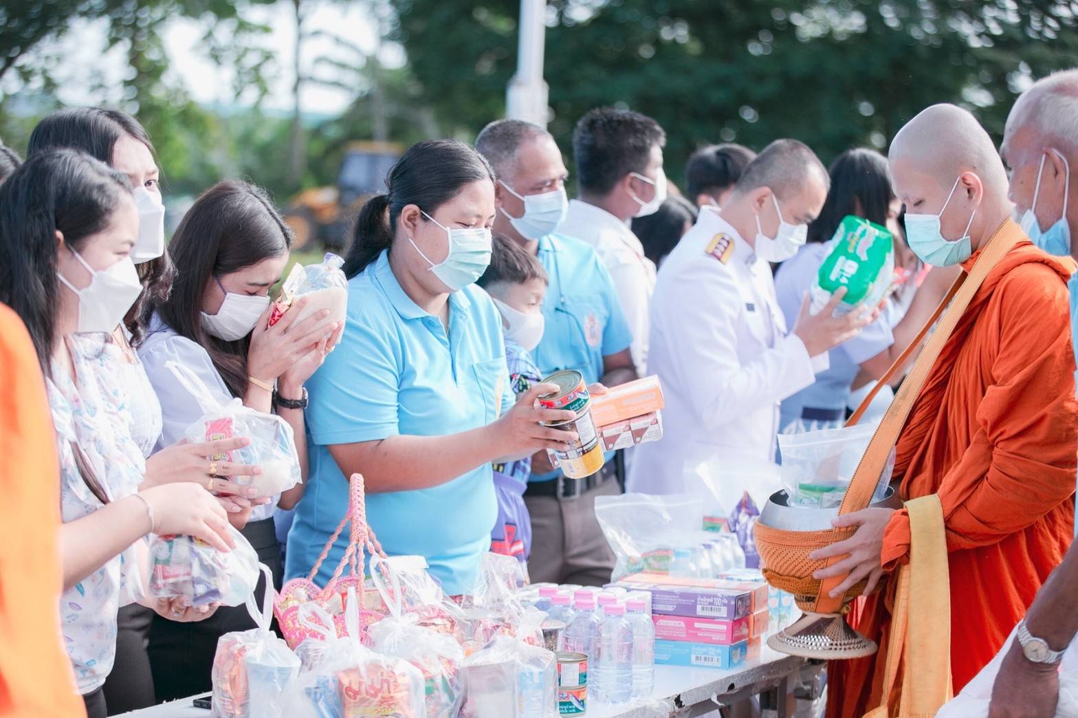 เจ้าหน้าที่สังกัดสำนักงานสาธารณสุขอำเภอพนมร่วมกิจกรรมทำบุญตักบาตรวันเฉลิมพระเกียรติสมเด็จพระนางเจ้าสิริกิติ์ พระบรมราชินีนาถ พระบรมราชชนนีพันปีหลวง เนื่องในโอกาสมหามงคลเฉลิมพระชนมพรรษา ๙๐ พรรษา ๑๒ สิงหาคม ๒๕๖๕