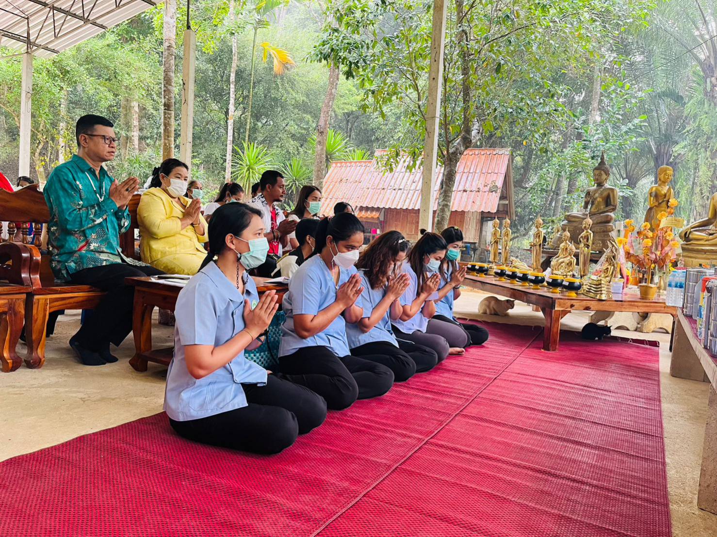 วันที่ 10 ตุลาคม 2565 เจ้าหน้าที่สาธารณสุขอำเภอพนม ร่วมถวายพระประจำวันเกิด ณ สำนักงานสงฆ์ถ้ำพานทอง ตำบลคลองชะอุ่น และร่วมทำบุญ เนื่องในเทศกาลวันออกพรรษา