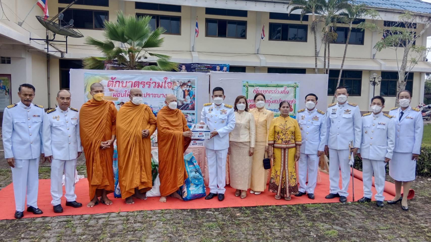 วันที่ 13 ต.ค.2565 เจ้าหน้าที่สาธารณสุขอำเภอพนม ร่วมกิจกรรมน้อมรำลึกในพระมหากรุณาธิคุณ