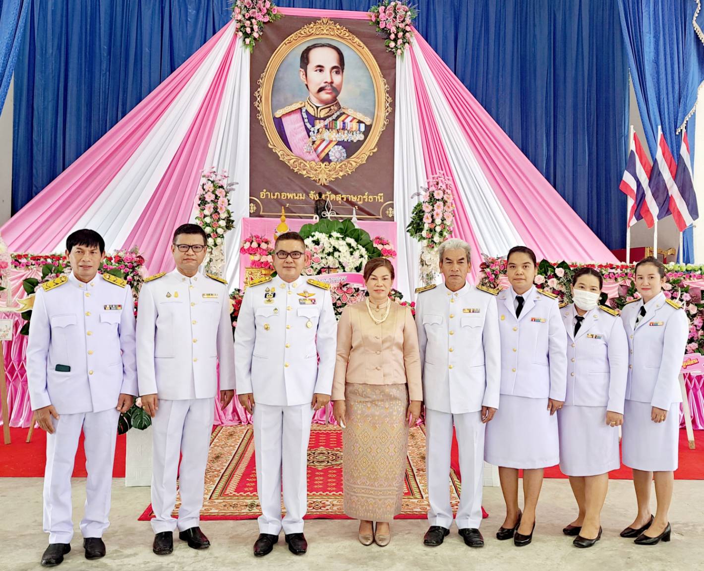 23 ตุลาคม 2565 นายสมาน วังฉาย สาธารณสุขอำเภอพนม และเจ้าหน้าที่สาธารณสุข ร่วมวางพวงมาลา ถวายราชสักการะ เพื่อน้อมรำลึกในพระมหากรุณาธิคุณ เนื่องในวันคล้ายวันสวรรคตพระบาทสมเด็จพระจุลจอมเกล้าเจ้าอยู่หัว (วันปิยมหาราช)