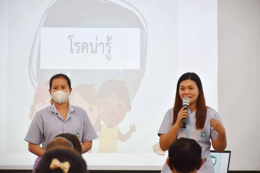 วันที่ 25 พฤศจิกายน 2565  นางสาวจันทวดี ฤกษ์ดี นักวิชาการสาธารณสุขปฏิบัติการและ นางสาวอุปสรา รักบำรุง นักวิชาการสาธารณสุขปฏิบัติการ ให้ความรู้เรื่องการดูแลสุขอนามัยแก่เด็กปฐมวัยและโรคที่พบบ่อยในศูนย์พัฒนาเด็กเล็กแก่ผู้ปกครองและครู ในกิจกรรมประชุมผู้ปกครองของศูนย์พัฒนาเด็กเล็กเทศบาลตำบลคลองชะอุ่น