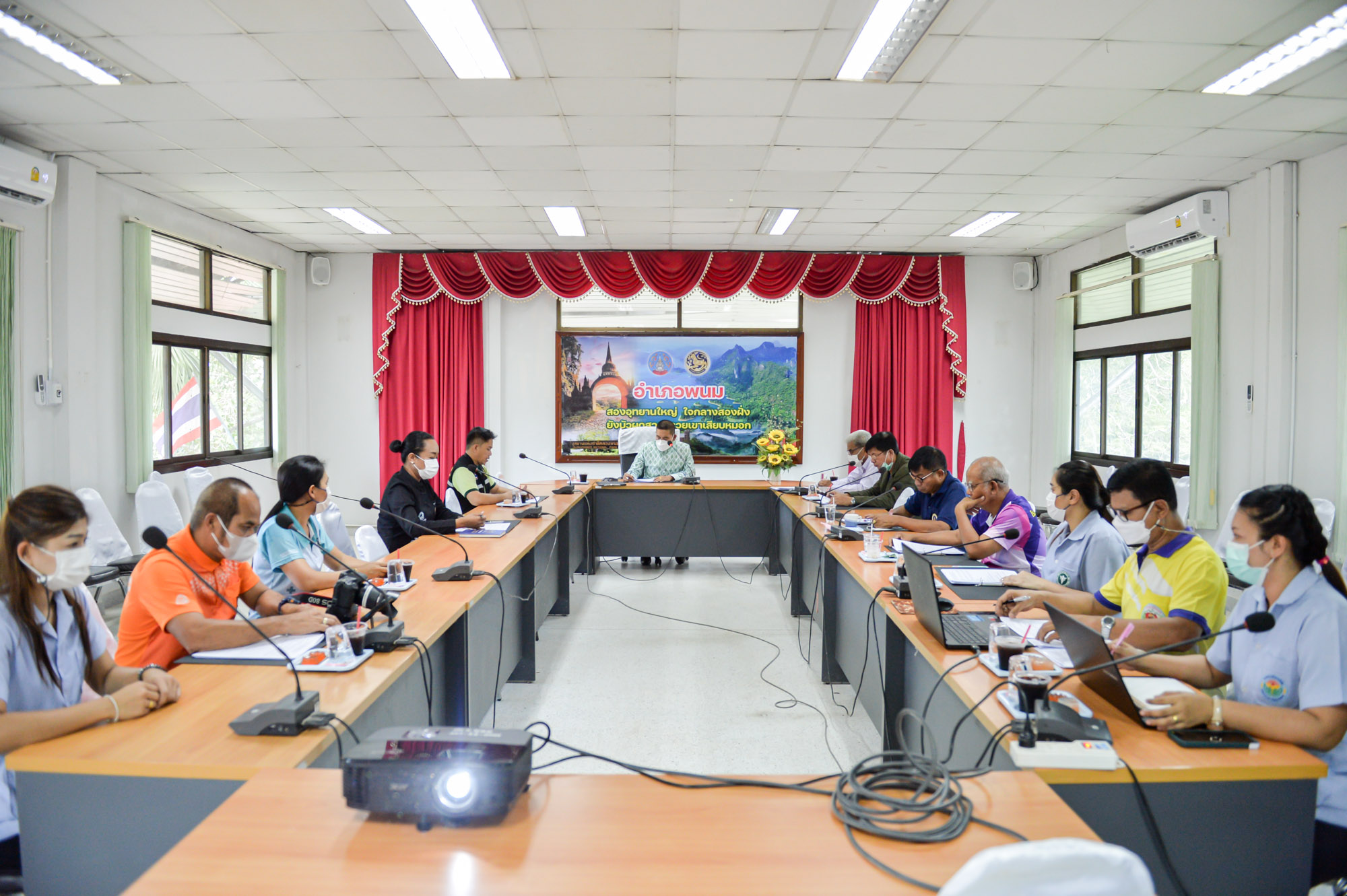 นายสุเชาว์  ทูโมสิก นายอำเภอพนมเป็นประธานประชุมคณะกรรมการ พชอ. อำเภอพนม พร้อมด้วย นายสมาน วังฉาย สาธารณสุขอำเภอพนม โดยมีนายสรรเพชญ  เรืองอร่าม ผู้ช่วยสาธารณสุขอำเภอพนม รายงานผลการดำเนินงาน พชอ. ปี 2565