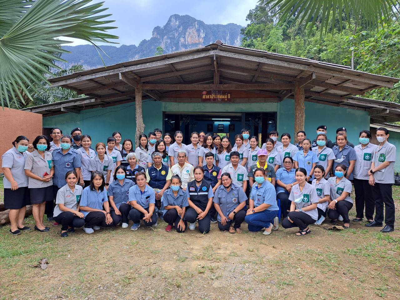 วันที่ 20 ธันวาคม 2565  นายสุเชาว์ ทูโมสิก นายอำเภอพนม นายสมาน วังฉาย สาธารณสุขอำเภอพนม นายสรรเพชญ เรืองอร่าม  ผู้ช่วยสาธารณสุขอำเภอพนม  พร้อมด้วยหัวหน้าส่วนราชการ  ผู้นำท้องถิ่น/ท้องที่ แพทย์  และเจ้าหน้าที่สาธารณสุขจากสำนักงานสาธารณสุขจังหวัดสุราษฎร์ธานี โรงพยาบาลสุราษฎร์ธานี โรงพยาบาลพนม สำนักงานสาธารณสุขอำเภอพนม โรงพยาบาลส่งเสริมสุขภาพตำบลในอำเภอพนมและอาสาสมัครสาธารณสุขประจำหมู่บ้าน ร่วมกิจกรรมการออกปฏิบัติงานหน่วยแพทย์อาสาสมเด็จพระศรีนครินทราบรมราชชนนี (พอ.สว.)  ณ ศาลาหมู่บ้าน หมู่ที่ 8 บ้านคลองพนม ตำบลคลองศก อำเภอพนมจังหวัดสุราษฎร์ธานี ตามกิจกรรมดังนี้ 1.กิจกรรมมอบชุดยาสามัญประจำบ้านพระราชทานแก่ผู้สูงอายุในพื้นที่จำนวน 50 คน พร้อมกล่าวต้อนรับผู้เกี่ยวข้องและพบปะประชาชน 2.กิจกรรมการปฏิบัติหน้าที่ให้บริการตรวจรักษาโรคทั่วไป บริการด้าน ทันตกรรม แพทย์แผนไทย กายภาพ  ตรวจคัดกรองมะเร็งเต้านม ตรวจค้นหาเชื้อมาลาเรีย ตรวจหาสารเคมีตกค้างในเลือดเกษตรกร และให้คำปรึกษาทางด้านสุขภาพ