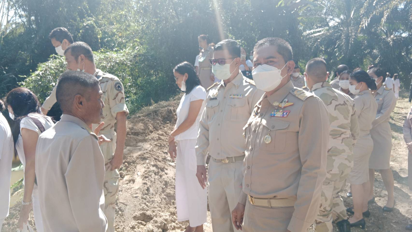 วันที่ 22 ธันวาคม 2565 นายสมาน วังฉาย สาธารณสุขอำเภอพนม นายสรรเพชญ เรืองอร่าม ผู้ช่วยสาธารณสุขอำเภอพนม และเจ้าหน้าที่สาธารณสุขในพื้นที่ ร่วมพิธีเจริญพระพุทธมนต์ เจริญจิตตภาวนาบำเพ็ญกุศลถวายพระพรชัยมงคล สมเด็จพระเจ้าลูกเธอ เจ้าฟ้าพัชรกิติยาภา นเรนทิราเทพยวดี กรมหลวงราชสาริณีสิริพัชร มหาวัชรราชธิดา  เพื่อเป็นการแสดงออกถึงความจงรักภักดีต่อพระมหากษัตริย์และพระบรม วงศานุวงศ์ทุกพระองค์   ณ วัดธัญญาราม ม.4 ต.พลูเถื่อน