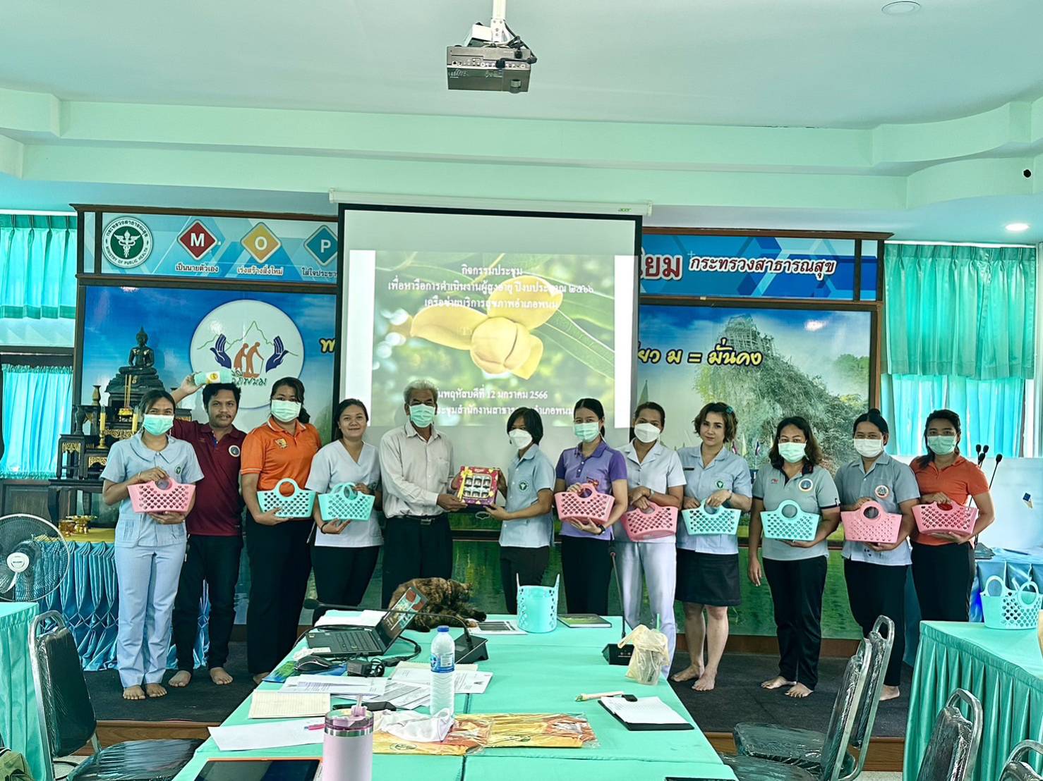 วันที่ 12 มกราคม 2566 นายสมาน วังฉาย สาธารณสุขอำเภอพนม ร่วมประชุมกับเจ้าหน้าที่ผู้รับผิดชอบงานผู้สูงอายุ เครือข่ายบริการสุขภาพอำเภอพนม เพื่อหารือแนวทางการดำเนินงานผู้สูงอายุ ปีงบประมาณ 2566