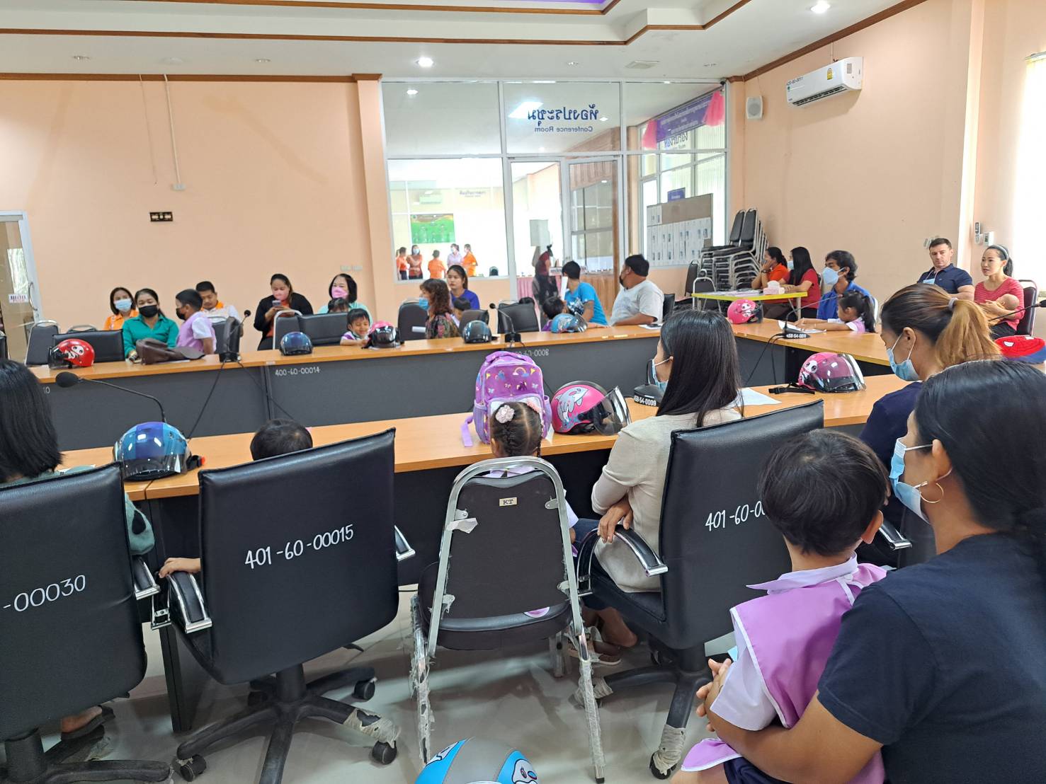 สาธารณสุขอำเภอพนม ได้มอบหมายให้ นางสาวพรเพ็ญ เพชรชู นักวิชาการสาธารณสุขปฏิบัติการ  เป็นพี่เลี้ยงให้ความรู้ตามโครงการส่งเสริมวินัยจราจรและรณรงค์ สวมหมวกนิรภัย100%  