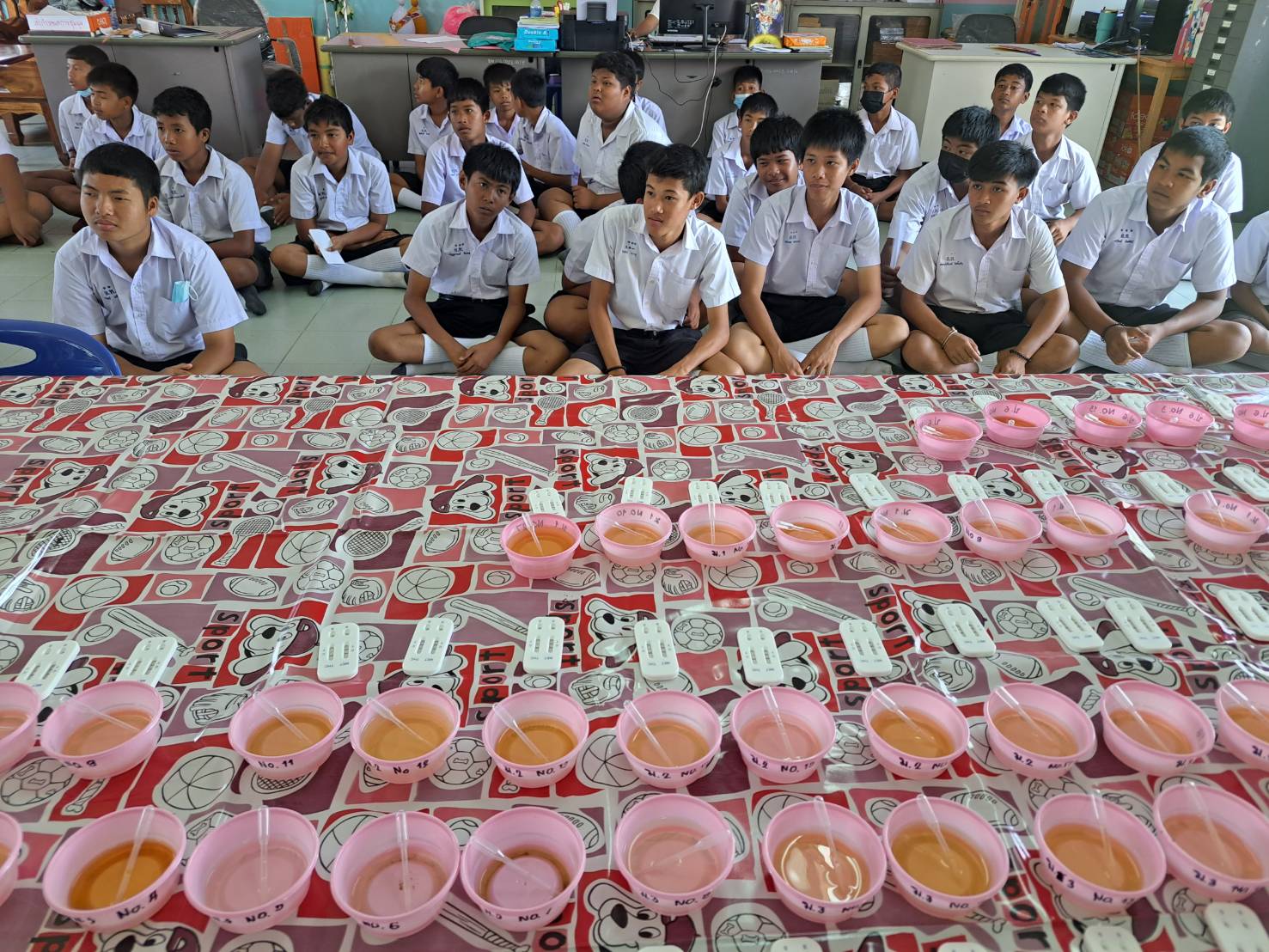 วันที่ 26 มิถุนายน 2566 เวลา 09.00น. นายสมาน วังฉาย สาธารณสุขอำเภอพนม มอบหมายให้ นางสาวพรเพ็ญ เพชรชู นักวิชาการสาธารณสุขปฏิบัติการ ออกให้ความรู้และตรวจปัสสาวะนักเรียน ร่วมกับปลัดอำเภอ ฝ่ายป้องกันอำเภอพนม เนื่องในวันต่อต้านยาเสพติดโลก ณ โรงเรียนอรุโณทัย ต.คลองชะอุ่น