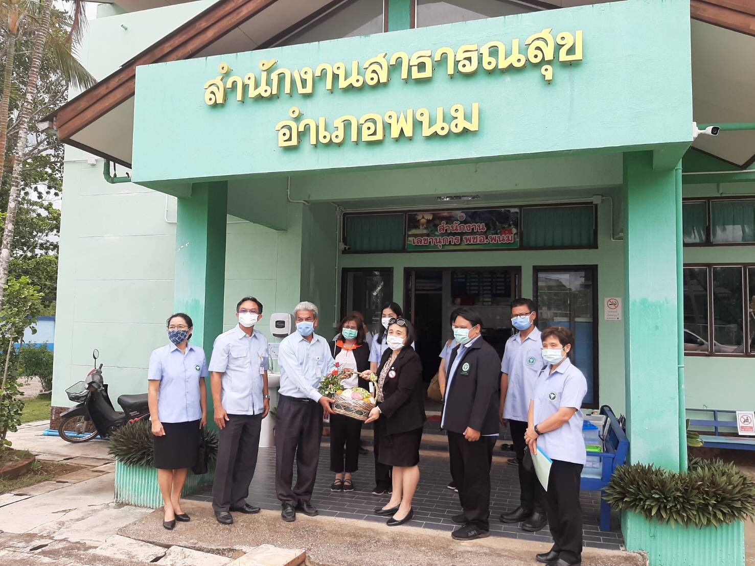วันที่ 17 เมษายน 2563 ศูนย์สุขภาพจิต เขต 11 รพ.สวนสราญรมย์ สถาบันสุขภาพจิตเด็กและวัยรุ่น ภาคใต้ ร่วมถอดบทเรียนการใช้มาตรการป้องกันและควบคุมโรคโควิด 2019 ของพื้นที่อำเภอพนม พร้อมมอบของให้กำลังใจแก่ผู้นำชุมชน อสม. โรงพยาบาลส่งเสริมสุขภาพ และหน่วยงานที่เกี่ยวข้อง