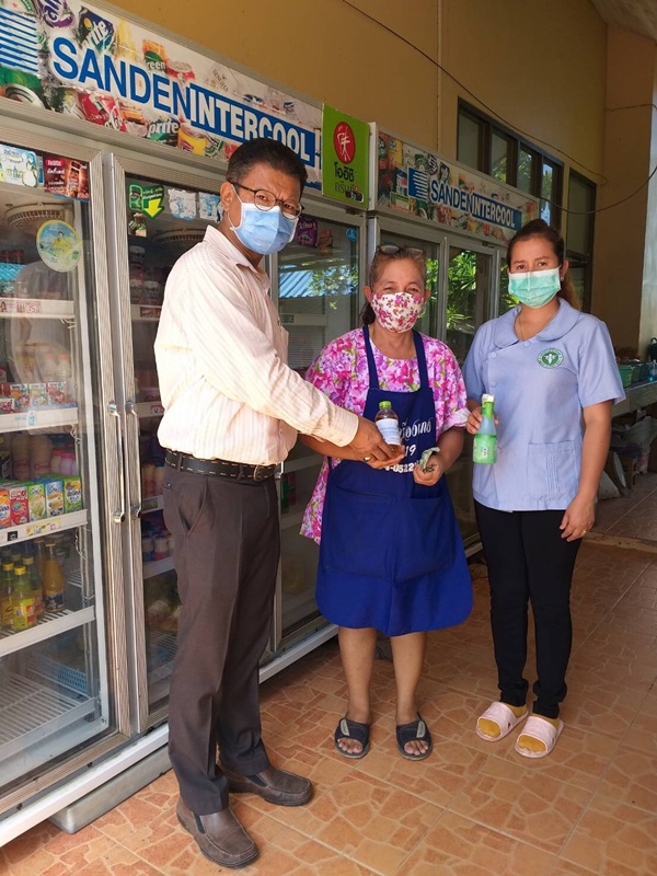 ศูนย์ปฏิบัติการแก้ไขปัญหาไวรัสโคโรนา 2019 (COVID-19) อำเภอพนม โดยสำนักงานสาธารณสุขอำเภอพนม  ออกประชาสัมพันธ์ ให้คำแนะนำ เยี่ยมเยียน ให้กำลังใจ เพื่อสร้างความรู้ ความเข้าใจ และความตระหนักแก่ประชาชน เจ้าหน้าที่ ในเขตพื้นที่อำเภอพนม ในการร่วมควบคุมและป้องกันการแพร่ระบาดของโรคติดเชื่อไวรัสโคโรนา 2019 (COVID-19)