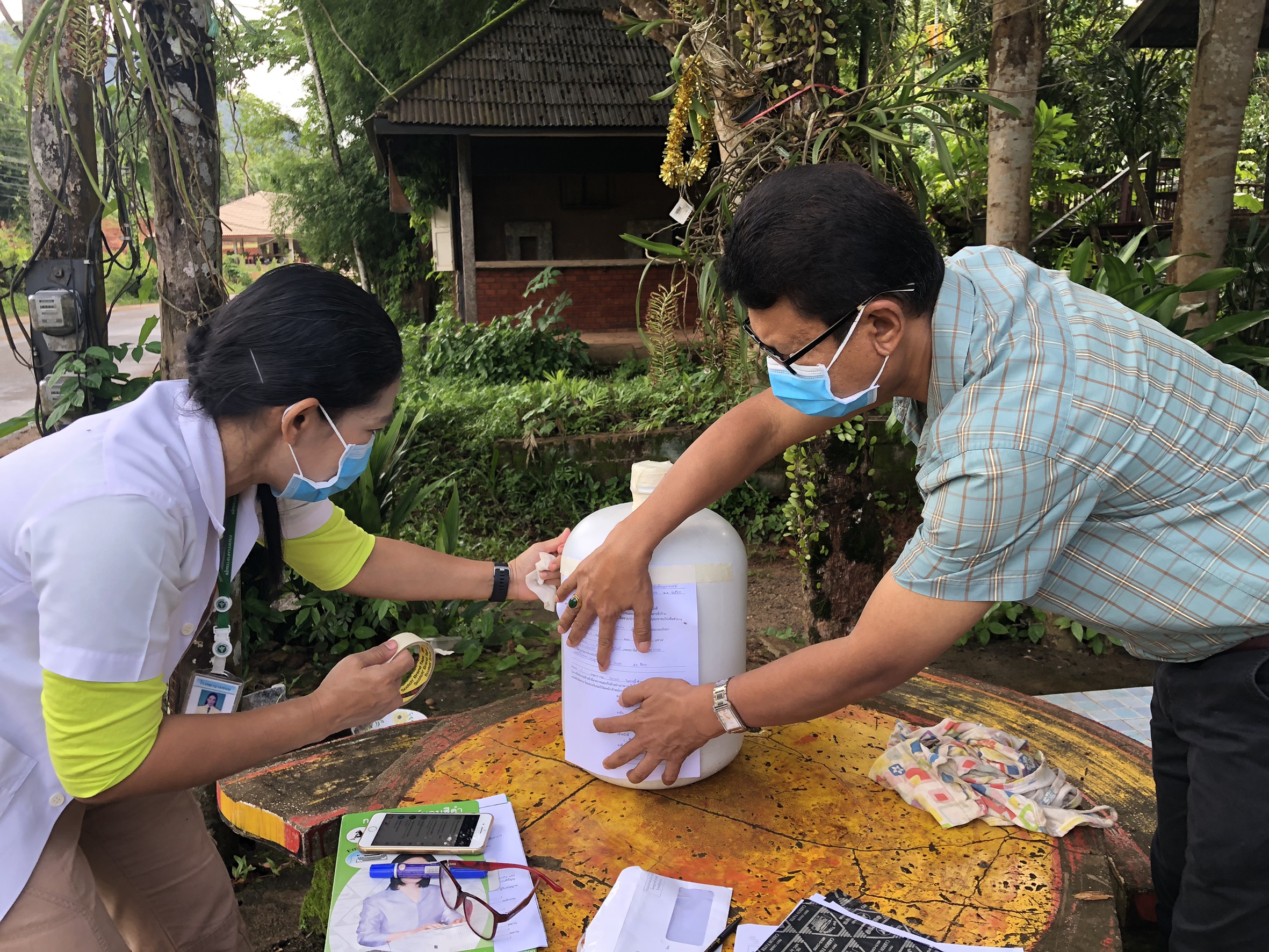 เก็บตัวอย่างน้ำเพื่อการเฝ้าระวัง และแนะนำการดำเนินการสถานที่ผลิตน้ำบริโภคในภาชนะบรรจุปิดสนิท ในพื้นที่อำเภอพนม โดย เภสัชกร รัชนก ทองเสนอ และนายสรรเพชญ เรืองอร่าม ผู้ช่วยสาธารณสุขอำเภอพนม