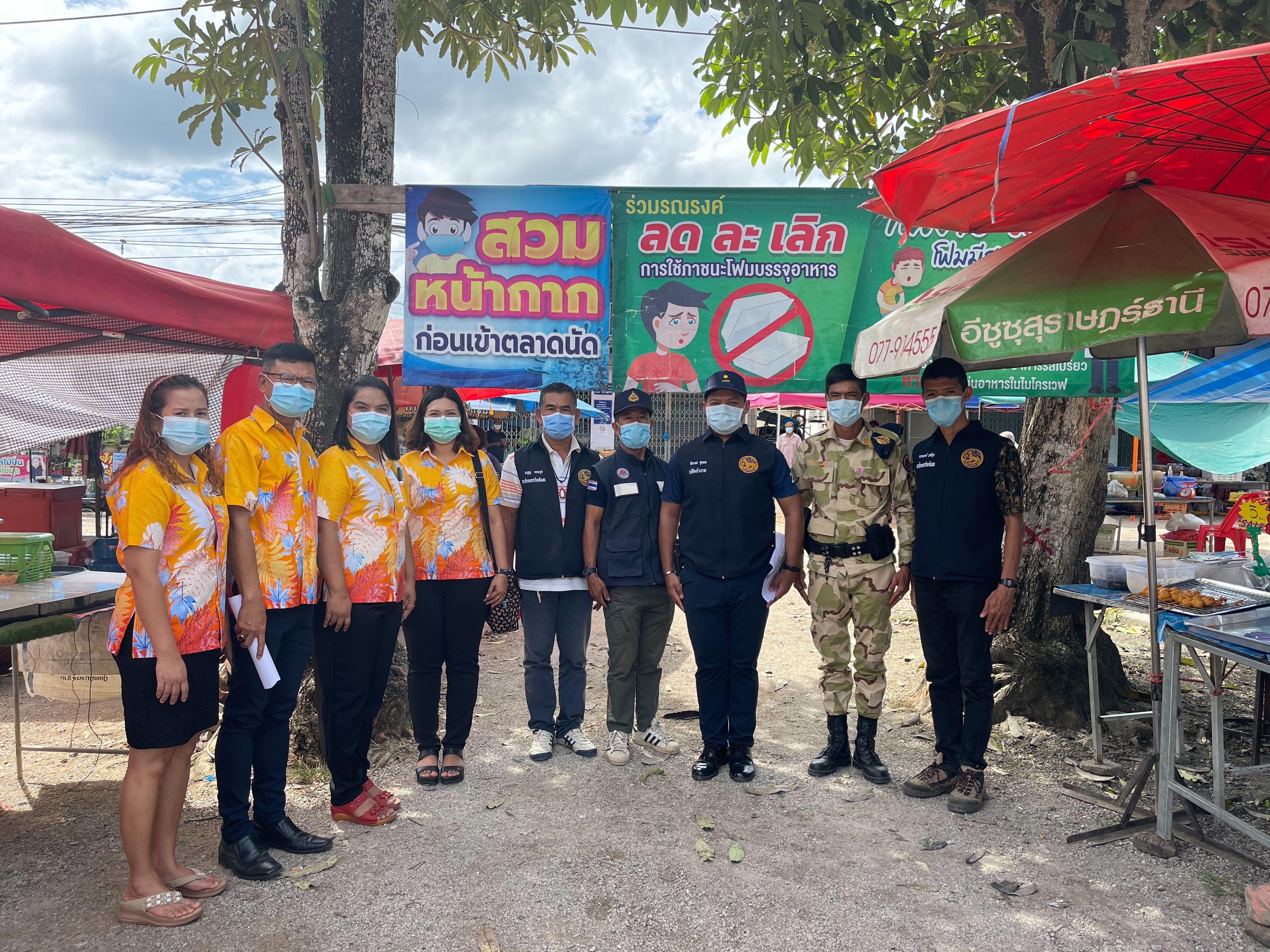 สำนักงานสาธารณสุขอำเภอพนม และ รพ.สต.ต้นยวน ร่วมกับฝ่ายปกครองอำเภอพนม ให้คำแนะนำแนวทางปฏิบัติสำหรับเจ้าของตลาดและผู้จำหน่ายสินค้า ณ ตลาดนัดสามแยกปากทางคริสต์ ในการป้องกันการแพร่ระบาดของเชื้อไวรัสโคโรนา 2019  วันพฤหัสบดีที่ 7 มกราคม 2564