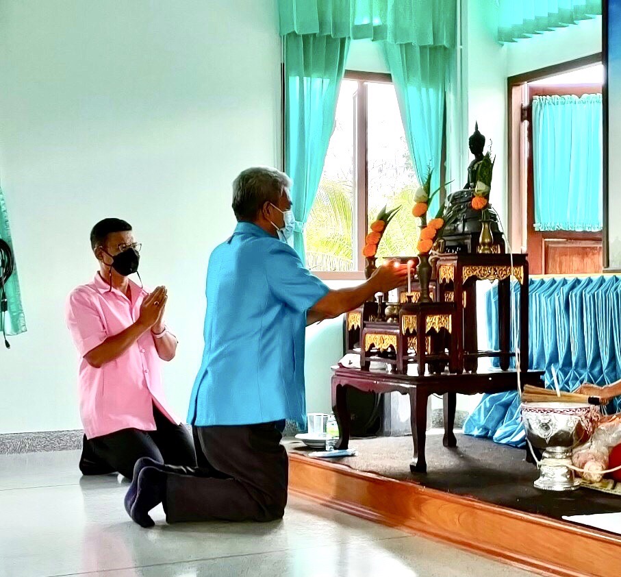 วันอังคารที่ ๒๘ ธันวาคม ๒๕๖๔ เจ้าหน้าที่สังกัดสำนักงานสาธารณสุขอำเภอ ร่วมทำบุญตักบาตร เนื่องในเทศกาลปีใหม่ ๒๕๖๕   ถวายภัตตาหาร Box set ตามวิถีชีวิตใหม่ ยุค New Normal