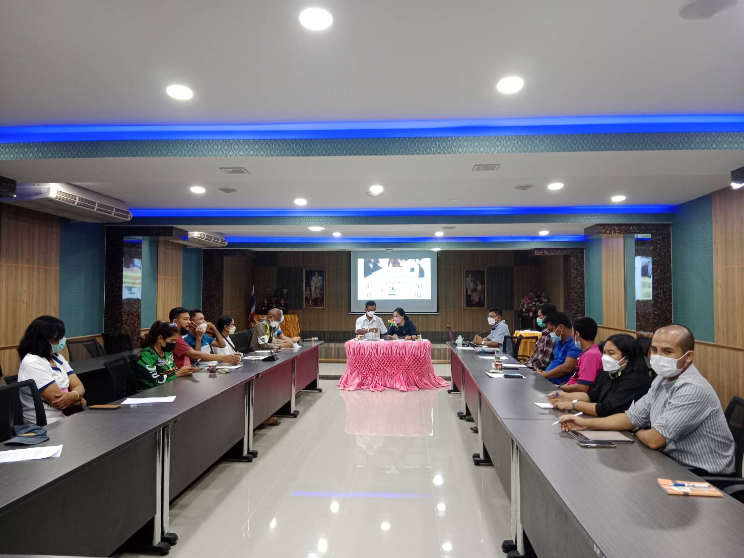 เข้าร่วมประชุม และบรรยายแนวทางการป้องกันโรคติดเชื้อไวรัสโคโรนา 2019 เพื่อเตรียมความพร้อมในการเปิดภาคเรียน ในกลุ่มผู้ประกอบการรถรับส่งนักเรียน