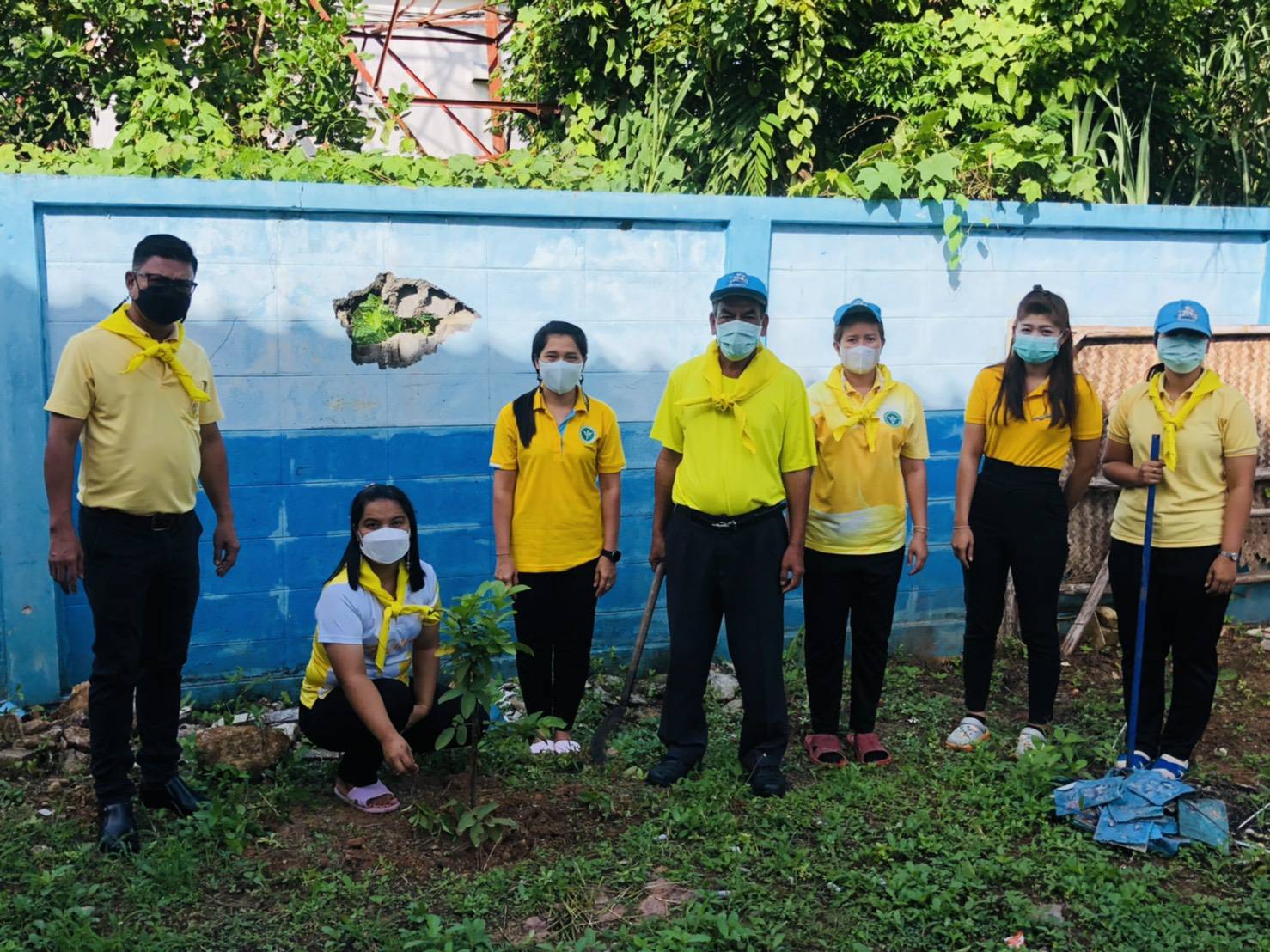 สำนักงานสาธารณสุขอำเภอพนม จัดกิจกรรมจิตอาสาบำเพ็ญ   สาธารณประโยชน์ เฉลิมพระเกียรติสมเด็จพระนางเจ้าฯพระบรมราชินี เนื่องในโอกาสวันเฉลิมพระชนมพรรษา ๓ มิถุนายน ๒๕๖๕ โดยร่วมพัฒนาสิ่งแวดล้อมบริเวณสำนักงานสาธารณสุขอำเภอพนม